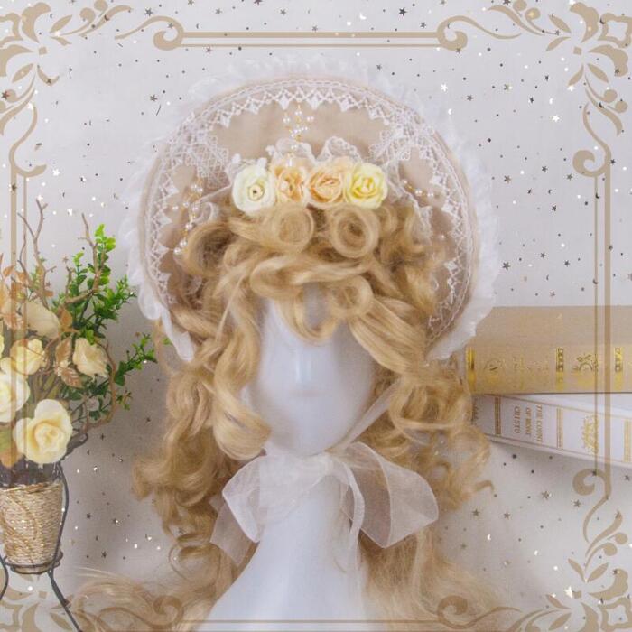 ～商品説明～ 可憐な薔薇の花やレース、フリルが飾られた、ゴージャスなロリータボンネット！ 上品なベージュ色は、同系色のドレスやブラウスとコーディネートすることで、よりエレガントな雰囲気を際立たせます。 また、造花は取り外し可能で、お好みに合わせて自由にアレンジすることができます。 注：同じシリーズの他色もございます。ご希望の方はご購入前にお問い合わせください。 ハンドメイドのため、のり跡やほつれなどが見られる場合がございます。 また制作時期により、写真と若干の違いが生じる場合がございます。ご了承ください。 ◆商品名：ロリータ ボンネット 帽子 ヘッドドレス ベージュ エレガント レディース ◆カラー：ベージュ ◆サイズ：フリーサイズ 高さ12cm ◆素材：ポリエステル ◆商品番号：A160052 関連キーワード ロリータ ゴスロリ ゴシック ロリィタ フェミニン 華ロリ 甘ロリ ゴシックロリータ 可愛い コスチューム 学園祭 舞台 イベント ハロウィン ハロウィーン レディース 麦わら キャップ ニット帽 日よけ 紫外線対策 ロリータファッション ロリータ服 コーデ ハットロリータ ボンネット 帽子 ヘッドドレス ベージュ エレガント レディース ゴスロリ アクセサリー フラワー 薔薇 花 小物 クラシカル クラロリ 甘ロリ コスプレ 姫系 可愛い ゆめかわいい カチューシャ レース フリル プリンセス ウエディング ボンネ 華やか Lolita ロリィタ お茶会 ティーパーティー