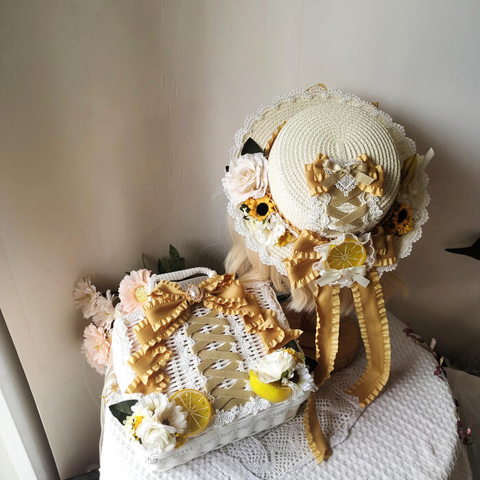 清楚でかわいいレモンと向日葵モチーフの麦わら帽子&ラタンバスケットです。　 向日葵等の造花やレースやリボンの組合せは夏にぴったりです♪　 ラタンバスケットと麦わら帽子はセットではありません。個々の販売になります。 水洗い不可。　 注：本商品は帽子とバッグのみになります。 ハンドメイド商品のため、のり跡などが見られる場合がございます。また制作時期により、使用するレース・リボン・造花などに写真と若干の違いが生じる場合がございます。ご了承ください。 ◆商品名：ロリータ ラタンバスケット 麦わら帽子 甘ロリ ロリータファッション 籐かご ミニバスケット 手提げバッグ 夏 おしゃれ 紫外線対策 レディース 日焼け対策 UVカット レモン 向日葵 可愛い 可憐 萌え 清楚 豪華 ハンドメイド ◆素材：ポリエステル ◆カラー：（ジンジャーカラー）麦わら帽子、（ジンジャーカラー）ラタンバスケット ◆サイズ: 帽子：フリー 適合頭囲：56-58cm 藤箱：フリー 22cm×17cm×11cm ◆商品番号：A160076 関連キーワード 関連キーワード ロリータ ゴスロリ ゴシック ロリィタ フェミニン 華ロリ 甘ロリ ゴシックロリータ 可愛い 小悪魔 ゆめかわいい ドレス 帽子 ヘッドドレス カチューシャ ヘアアクセサリー ロング レース フリル コスプレ コスチューム 学園祭 舞台 イベント ハロウィン ハロウィーン パフスリーブ レディース 麦わら キャップ ニット帽 日よけ 紫外線対策 防寒 セーラ ロリータファッション ロリータ服 コーデ ヘアドレス 髪飾り ハット ヘアバンド ジュエリーロリータ ラタンバスケット 麦わら帽子 甘ロリ ロリータファッション 籐かご ミニバスケット 手提げバッグ 夏 おしゃれ 紫外線対策 レディース 日焼け対策 UVカット レモン 向日葵 可愛い 可憐 萌え 清楚 豪華 ハンドメイド ロリィタ レース リボン 撮影小物 撮影会 イベント コスプレ 舞台 ハロウィン お茶会 パーティー ロリータ小物 籠 キャップ 　