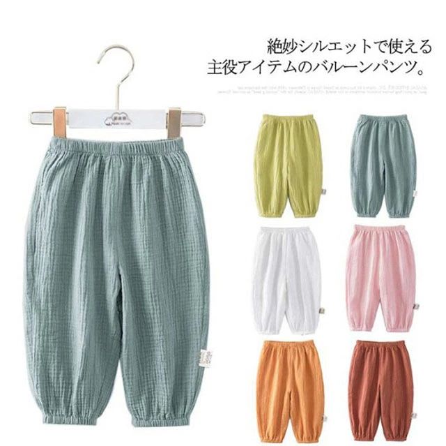 絶妙シルエットで使える主役アイテムのバルーンパンツ。丸みのある立体的なシルエットが特徴のバルーンパンツ。上質な肌触りの綿100％使用。春～夏までずっと使えるロングパンツ。ガーゼ生地によって通気性・吸湿性にも優れており、汗ばむ季節にもベタつくことなくご着用いただけます。軽量で、ハリがある生地感です。夏に嬉しい蒸れにくい素材なので、アクティブなキッズも気にせず遊べます◎ サイズ80（2枚セット） 90（2枚セット） 100（2枚セット） 110（2枚セット） 120（2枚セット）サイズについての説明【80】総丈45cm ウエスト39-54cm ヒップ56cm 裾口16-28cm おすすめ身長70-80cm 【90】総丈49cm ウエスト41-56cm ヒップ58cm 裾口17-29cm おすすめ身長80-90cm 【100】総丈53cm ウエスト43-58cm ヒップ60cm 裾口18-30cm おすすめ身長90-100cm 【110】総丈57cm ウエスト45-62cm ヒップ64cm 裾口19-31cm おすすめ身長100-110cm 【120】総丈61cm ウエスト47-66cm ヒップ68cm 裾口20-32cm おすすめ身長110-120cm素材100％綿色1 2 3 4 5 6 7 8 9 10備考 ●サイズ詳細等の測り方はスタッフ間で統一、徹底はしておりますが、実寸は商品によって若干の誤差(1cm～3cm )がある場合がございますので、予めご了承ください。 ●商品の色は、撮影時の光や、お客様のモニターの色具合などにより、実際の商品と異なる場合がございます。あらかじめ、ご了承ください。●製品によっては、生地の特性上、洗濯時に縮む場合がございますので洗濯時はご注意下さいませ。▼色味の強い製品によっては他の衣類などに色移りする場合もございますので、速やかに（脱水、乾燥等）するようにお願いいたします。 ▼生地によっては摩擦や汗、雨などで濡れた時は、他の製品に移染する恐れがございますので、着用の際はご注意下さい。▼生地の特性上、やや匂いが強く感じられるものもございます。数日のご使用や陰干しなどで気になる匂いはほとんど感じられなくなります。