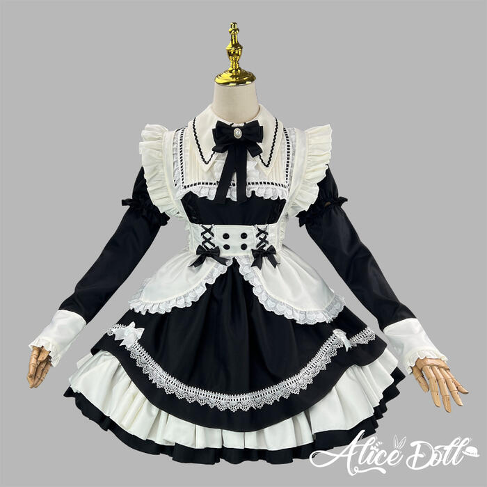 ～商品説明～ クラシカルな雰囲気が漂う、 フリルたっぷりのメイド服セット♪ 上品なモノトーン配色にレースやリボンを贅沢にあしらい、 可憐で華やかな印象に仕上げました。 2WAY仕様の付け袖で、半袖・長袖どちらでも着用可能。 季節やシーンに合わせてアレンジをお楽しみいただけます。 胸元のリボンタイは取り外し可能で、 気分に合わせたスタイリングも自由自在◎ セット内容：ワンピース+エプロン+付け袖×2 +リボンタイ ※他の商品は含まれておりません。 ◆商品名：クラシカル メイド服 ワンピース エプロンセット 付け袖 2way 長袖 半袖 ロリータ ◆カラー：ブラック×アイボリー ◆サイズ：S、M、L、XL、2XL、3XL、4XL、5XL サイズ バスト ウエスト 着丈 S 82以内 68以内 83 M 88以内 72以内 84 L 93以内 78以内 85 XL 99以内 86以内 86 2XL 104以内 92以内 87 3XL 110以内 98以内 88 4XL 115以内 105以内 89 5XL 120以内 110以内 90 単位：cm ※サイズ表のバスト・ウエストはお客様の体のサイズ（ヌードサイズ）です。服の実寸（平置きサイズ）ではございませんので、あらかじめご確認ください。 ◆素材：ポリエステル ◆商品番号：A070128 関連キーワード ロリータ ゴスロリ ゴシック ロリィタ フェミニン 華ロリ 甘ロリ ゴシックロリータ 可愛い 小悪魔 ゆめかわいい ワンピース トップス ドレス ロング 半袖 七分丈 長袖 オフショルダー レース フリル コスプレ コスチューム 学園祭 舞台 イベント ハロウィン ハロウィーン パフスリーブ レディース 女の子 ロリータファッション ロリータ服クラシカル メイド服 ワンピース エプロンセット 付け袖 2way 長袖 半袖 ロリータ ゴスロリ 甘ロリ 清楚 かわいい レディース ドレス コスプレ 衣装 イベント パーティー メイドカフェ ゴシック