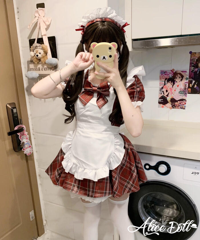 ～商品説明～ チェック柄が清楚で可愛い印象のメイド服セットです。 クラシカルなデザインのワンピースに、襟周りには繊細なレースをあしらい、上品でエレガントな雰囲気を演出します。 胸元の大きめリボンは取り外し可能で、甘め・正統派メイド風など、気分やスタイルに合わせたアレンジが可能。 ふんわり広がるスカートシルエットが可愛らしさを引き立て、写真映えも◎。 メイドコスプレはもちろん、イベント・撮影・テーマパーク・サンタコスプレなど、さまざまなシーンにおすすめの一着です。 セット内容： ワンピース＋エプロン＋カチューシャ+リボン ※パニエなどのその他のアイテムは含まれておりません。 ◆商品名：メイド服 チェック柄 ワンピース エプロン カチューシャ 半袖 ミニ丈 メイドカフェ ◆カラー：レッド ◆サイズ：S、M、L、XL、2XL、3XL サイズ バスト ウエスト 肩幅 着丈 S 84 70 33 71 M 88 74 34.5 71.5 L 92 78 36 72 XL 96 82 37.5 72.5 2XL 100 86 39 73 3XL 104 90 40.5 73.5 単位：cm 平置き採寸のため、多少の誤差（1～3cm)はご了承ください。 ◆素材：ポリエステル ◆商品番号：A070142 関連キーワード ロリータ ゴスロリ ゴシック ロリィタ フェミニン 華ロリ 甘ロリ ゴシックロリータ 可愛い 小悪魔 ゆめかわいい ワンピース トップス ドレス ロング 半袖 七分丈 長袖 オフショルダー レース フリル コスプレ コスチューム 学園祭 舞台 イベント ハロウィン ハロウィーン パフスリーブ レディース 女の子 ロリータファッション ロリータ服メイド服 チェック柄 ワンピース エプロン カチューシャ 半袖 ミニ丈 メイドカフェ レディース かわいい 清楚 S ? 3XL 衣装 女の子 メイド喫茶 飲食店 コスチューム コスプレ クリスマス サンタ イベント