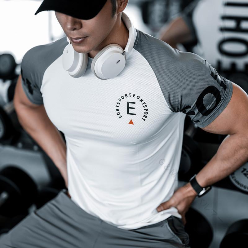 半袖 Tシャツ メンズ トレーニング フィットネス スポーツウェア ジム 男性 ストレッチ 配色 シンプル アクティブ トップス タイト 伸縮性 涼しい 夏 サマーシャツ●素材：ポリウレタン●サイズ：M 着丈68cm バスト94cm お勧め身長165-170cm 体重50-60kgL 着丈70cm バスト98cm お勧め身長170-175cm 体重60-70kgXL 着丈72cm バスト102cm お勧め身長175-180cm 体重70-80kg2XL着丈74cm バスト106cm お勧め身長180-185cm 体重80-90kg3XL着丈76cm バスト110cm お勧め身長180-190cm 体重90-100kg★中国製※表記は当店平置き実寸サイズになります。※大量生産による生産過程におきまして、若干の個体差が生じる場合がございます。※機械による生産過程におきまして、どうしても生地を織る際の糸の継ぎ目、多少のほつれや汚れなどが生じている場合がございます。 指定された配送時間は承っておりません。【G＆Mグローバルマーケット】
