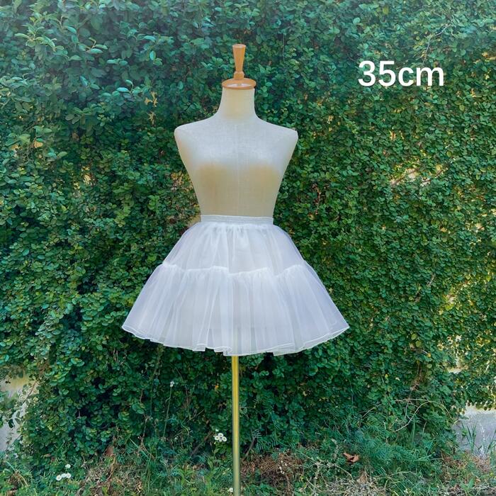 ～商品説明～ 2層オーガンジーを使用した、ミニ丈ドレスに最適な35cmパニエです。 程よいボリューム感で、パーティーやイベント、普段使いでもお楽しみいただけます。 注：本商品はパニエ1枚となります。その他の商品は含まれておりません。 ◆商品名：パニエ ミニ丈 35cm丈 ボリューム 2層オーガンジー 普段使い ◆カラー：ホワイト、ブラック ◆サイズ：フリーサイズ 着丈35cm、ウエスト57-85cm 誤差1-3cm ◆素材：ポリエステル ◆商品番号：A040504 関連キーワード ロリータ ゴスロリ ゴシック ロリィタ フェミニン 華ロリ 甘ロリ ゴシックロリータ 可愛い 小悪魔 ゆめかわいい ドレス ロング レース フリル コスプレ コスチューム 学園祭 舞台 イベント ハロウィン ハロウィーン レディース 女の子 ロリータファッション ロリータ服パニエ ミニ丈 35cm丈 ボリューム 2層オーガンジー 普段使い 日常 フリル ダンス衣装 レディース ゴスロリ チュチュ スカート インナー ふわふわ 大人 女の子 ホワイト ブラック