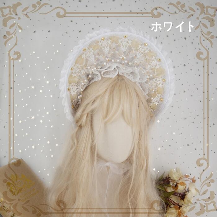 ～商品説明～ パールやレース、フリルが贅沢にあしらわれた、 エレガントな印象に仕上げた華やかなボンネットです♪ ヘアクリップが付いており、あごの下でリボンを結んで着用します。 さらに、豊富なカラーバリエーションが用意されており、 日常のお出かけから、ハロウィンやイベントでのコスプレのパーティーまで 様々なシーンで活躍します。 注：同じシリーズの他カラーもございます。ご希望の方はお問い合わせください。 ハンドメイドのため、のり跡やほつれなどが見られる場合がございます。 また制作時期により、写真と若干の違いが生じる場合がございます。ご了承ください。 ◆商品名：ロリータ ボンネット 帽子 ロリィタ ヘッドドレス カチューシャ ◆カラー：ホワイト、生成り、ライトグリーン、ライトブルー、ブルーグレー、ネイビー、ピンク ◆サイズ：フリーサイズ 高さ12cm ◆素材：ポリエステル ◆商品番号：A160069 関連キーワード ロリィタ フェミニン ゴシックロリータ 可愛い 小悪魔 ゆめかわいい 帽子 ヘッドドレス ロング レース フリル 学園祭 舞台 イベント ハロウィン ハロウィーン レディース 麦わら キャップ ニット帽 日よけ 紫外線対策 ロリータ服 コーデ ハットロリィタ フェミニン ゴシックロリータ 可愛い 小悪魔 ゆめかわいい 帽子 ヘッドドレス ロング レース フリル 学園祭 舞台 イベント ハロウィン ハロウィーン レディース 麦わら キャップ ニット帽 日よけ 紫外線対策 ロリータ服 コーデ ハット
