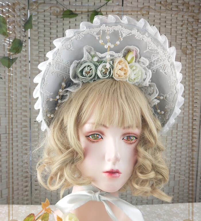 ～商品説明～ 華やかでゆめかわいい雰囲気を纏った、ロリータファッション用ボンネットです！ 薔薇の花やレース、フリルがあしらわれ、エレガントな印象を漂わせます。 さらに、造花は取り外し可能で、お好みに合わせて自由にアレンジすることができます。 注：同じシリーズの他カラーもございます。ご希望の方はお問い合わせください。 ハンドメイドのため、のり跡やほつれなどが見られる場合がございます。 また制作時期により、写真と若干の違いが生じる場合がございます。ご了承ください。 ◆商品名：ロリィタ ボンネット 帽子 ヘッドドレス ヘアアクセサリー 髪飾り ◆カラー：シルバーグレー ◆サイズ：フリーサイズ 高さ12cm ◆素材：ポリエステル ◆商品番号：A160166 関連キーワード ロリータ ゴスロリ ゴシック フェミニン 華ロリ ゴシックロリータ 可愛い 小悪魔 ゆめかわいい 帽子 ヘッドドレス ロング レース フリル コスプレ コスチューム 学園祭 舞台 イベント ハロウィン ハロウィーン レディース 麦わら キャップ ニット帽 日よけ 紫外線対策 ロリータファッション ロリータ服 コーデ ハットロリィタ ボンネット 帽子 ヘッドドレス ヘアアクセサリー 髪飾り シルバーグレー 花柄 造花 ハンドメイド ロリータ クラシカル エレガント コスプレ フラワー 薔薇 お花 クラロリ 甘ロリ 姫ロリ ゴスロリ 可愛い ゆめかわいい レース フリル プリンセス 華やか レディース Lolita bnt お茶会 ハロウィン おしゃれ ボンネ