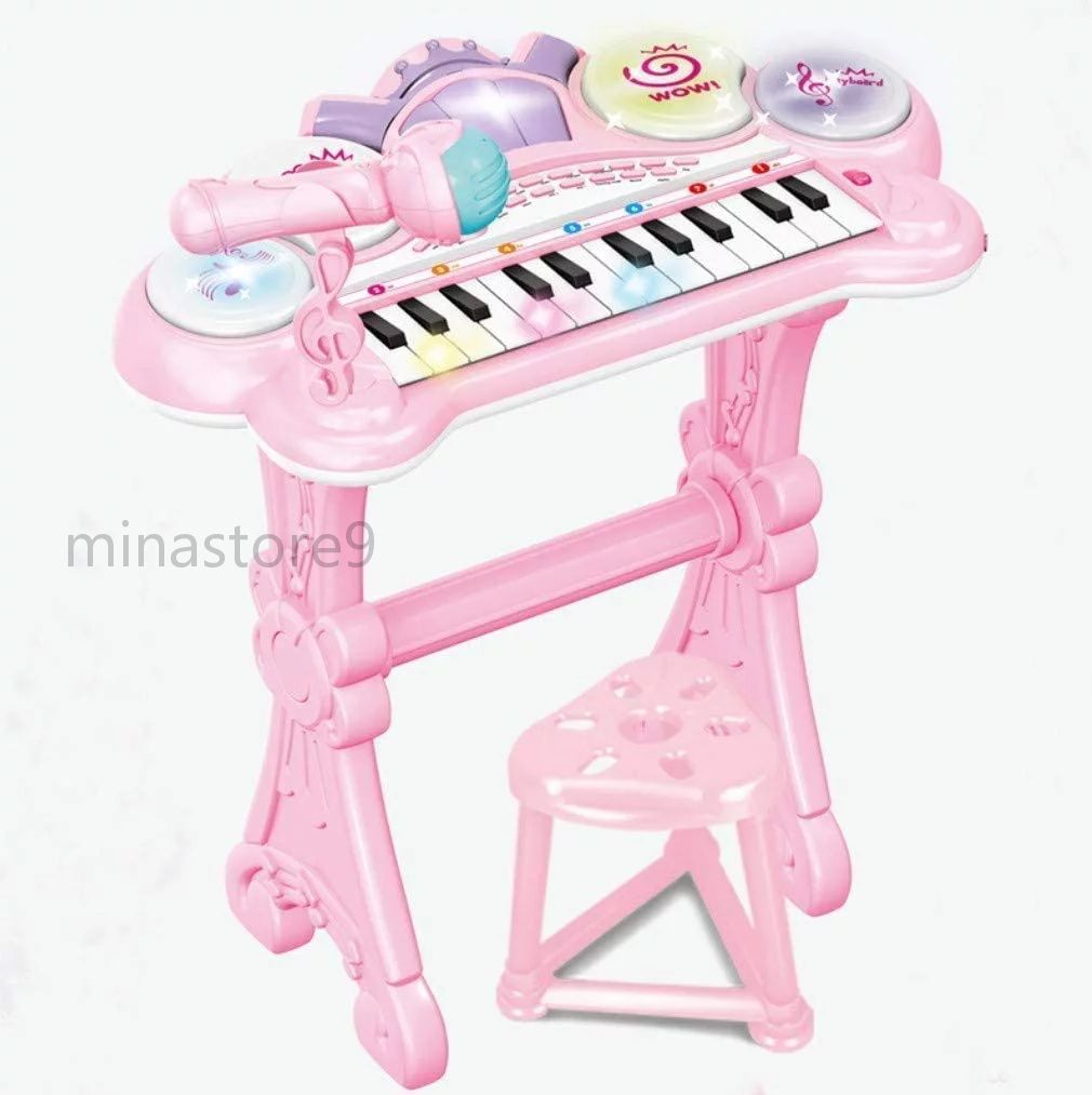 【知的教育機器】幼児や赤ちゃんに特に適した幼児期の子供の音楽的才能を育成します。子供の知性、想像力、創造性を促進し、手、目、耳の調整、脳の記憶の発達、感情を育むことができます。知育玩具として、お子様の成長期にお勧めです。 【多機能楽器】キーボード24本、楽器8本、リズムパターン4本、打楽器4本、各種音量、カラオケ、携帯電話、MP3などをすべて接続できます。録音再生機能付き、マイク。ティーチングモードボタンを押すと、曲の最初の音符に沿ったキーボードが発光します。いずれかの鍵盤を押しても、メロディーが1つずつ弾かれ、伴奏が入ります。便利な椅子が付いています。 【ギフトとしてお勧め】出産祝い、お子様の誕生日、クリスマスプレゼント、お子様の日のプレゼント、お正月プレゼント、おめでとうございます。それは子供のための教育および教育玩具として非常に適しています。 【注意】No.5×4セクション（別売）。電池は別売りですので、別途ご購入ください。※ブラケットは取り外し可能で、キーボード本体のみ使用できます。リズム、ドラム、マイクは録音されません。