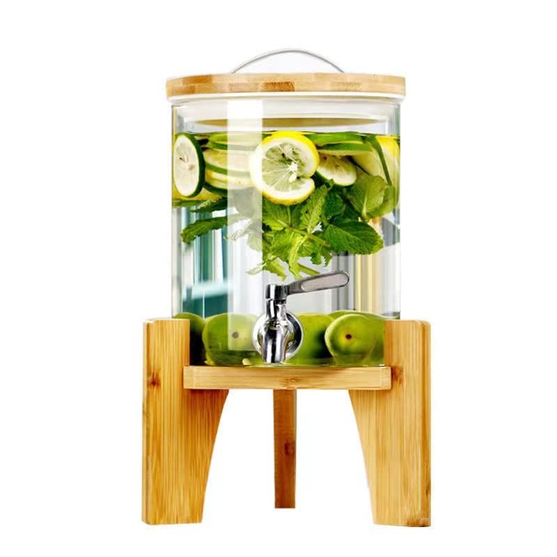 スタンド付き ガラス製ドリンクサーバー（蛇口付き） 1.5L / 2.5L / 4L / 5L ご購入前のご案内 ※付属の木製スタンドの高さは約10cmです。 ディスペンサー本体と合わせた全体の高さは、各サイズの本体高さに10cmを加えたものとなります。ご購入の際はご参考ください。 商品の特長 高品質素材 ドリンクサーバーは高ホウケイ酸ガラスを採用。清潔感のある透明感があり、酸・アルカリに耐性があります。無鉛・無毒で、広口設計のためお手入れもしやすい仕様です。 蛇口デザイン 304ステンレス鋼の蛇口を採用。便利で素早く注げます。優れたアンチブロッキング効果で水の流れもスムーズ、耐久性にも配慮しています。 大容量 容量は1.5L / 2.5L / 4L / 5L。水はもちろん、カクテル、ソフトドリンク、ジュース、サイダーなど、さまざまな飲み物に対応します。 長期保存に適して しっかり密閉できるため、水だけでなくオリーブオイルや果実酒などの長期保存にも適しています。ドリンクサーバーとして、ワイン・ジュースタンクとしてもよく使用できます。 幅広い用途 バー、ドリンクショップ、レストラン、クラブに適しています。 パーティーにもおすすめです。 製品仕様 素材 高ホウケイ酸ガラス（無鉛・無毒）／蛇口：304ステンレス鋼 容量 1.5L / 2.5L / 4L / 5L スタンド 木製スタンド（高さ：約10cm） ご注意 ・70度以上の熱湯は入れないでください。 ・梱包箱にはハッポウスチロールの粒があるかもしれないので、物を取り出す際は家の中に飛散しないように注意してください。 検索関連ワード ドリンクサーバー 蛇口付きドリンクサーバー ガラスドリンクサーバー ガラスサーバー スタンド付きサーバー 木製スタンド 冷水筒 大容量 冷水ポット ドリンクディスペンサー バレルディスペンサー ビバレッジディスペンサー 飲料ポット 保存ボトル 密閉容器 貯蔵容器 飲料水バケット 密閉タンク ジュースサーバー ウォーターサーバー ホームパーティー パーティー用品 キッチン用品 レストラン用品 バー用品 ドリンクショップ 店舗用 卓上サーバー 梅酒 実果酒 果実酒 サングリア 自家製ドリンク 漬け込みドリンク レモン水 ライムウォーター ミントウォーター フルーツウォーター デトックスウォーター ガラス容器 透明ボトル 広口ボトル お手入れ簡単 クリアボトル 1.5L 2.5L 4L 5L
