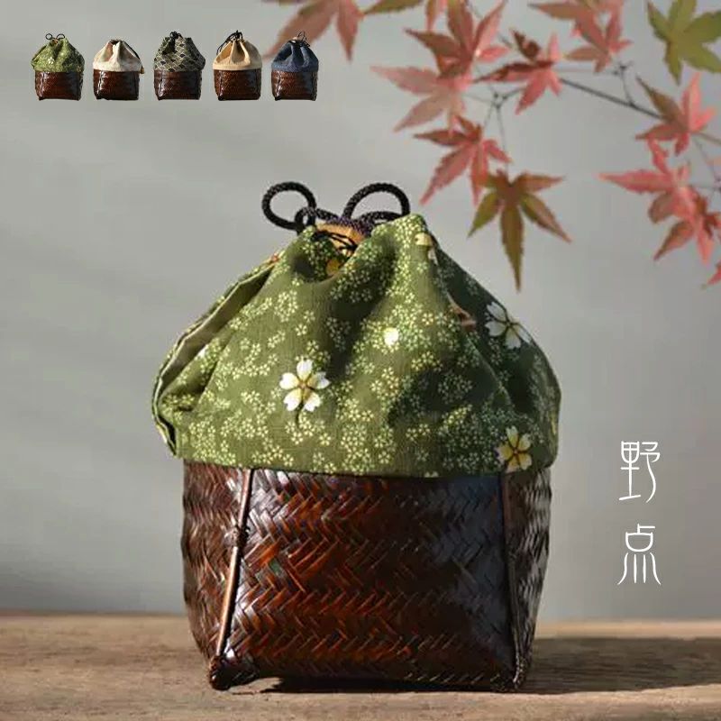 商品情報説明【サイズ】口径 12.5 cm× H 17cm旅行先でのひとときや、野外でのお茶の時間に最適です。軽量でコンパクトなため、どこへでも手軽に持ち運べます。また、海外へのお土産としても非常に喜ばれ、茶道の魅力を伝える特別な贈り物としておすすめです。注意事項*当社の製品に関するご質問は、当社にお問い合わせください、弊社は24時間以内にお客様に返信いたします。*実物に近い色を画像で表現していますが、撮影環境、お使いのディスプレイなどの条件によって多少の誤差が生じる場合がございます。*サイズは、実寸サイズを測っているため多少誤差の場合がございます。*商品を発送後の送付先の変更、受取日時変更等には追加送料が発生する場合がございます。*離島他の扱い 離島・一部地域は追加送料がかかる場合があります。御幸籠 御幸篭 巾籠 野点篭 浴衣 巾着 かごバッグ 伝統工芸品　手提げ　手作り 茶道具 巾着籠 送料無料 外出先 喫茶 抹茶等の接客にも最適！野外茶道 海外土産 茶道ギフト 茶道の魅力 贈り物 茶碗 棗 茶筅 お土産 日本文化 ※お客様に知っておいていただきたいこと 性質上ひごに節・ムラ・剥がれ・繊維に沿った割れなどがございます。 自然素材の特性としてご理解ください。 使い込むことにより皮の剥がれなどは色が馴染み風合いが増してゆきます。 繊維に沿った割れも強度的には問題がございませんので、ご安心ください。 手作り商品ですので、1点、1点サイズ・重量・風合いなどに違いがございます。 画像は、見本になりますがご了承の上、ご購入お願い致します。 5