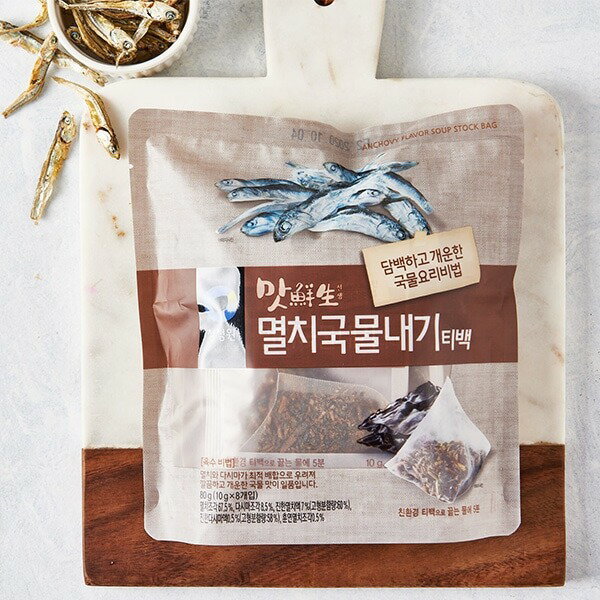 名称清浄園 マッ鮮生イワシだしパック いわしだし汁内容量80g (10g×8パック)賞味期限別途表記保存方法常温で保存、高温多湿を避け、直射日光の当たらない涼しい場所で保管してください。主原料いわし、昆布、いわしエキス（いわし、コーンスターチ、食塩、ぶどう糖）、魚介だし粉末（いわし、あさり、マルトデキストリン）、醤油パウダー、酵母エキス、粉末しょうゆ調味料、にんにく、昆布エキス、燻煙いわし/酒精、（一部に小麦、大豆を含む)原産国名韓国ブランド清浄園 チョンジョンウォン特徴らくらくいわしだしパック いわしと昆布の旨味が料理に風味を加えます。 チゲ、炒め物、煮物、スープなど水の代わりにご使用ください。 多様な料理に元の調味料の代わりに使っていただき、好みによって量を加減してください。 だし汁を使うお料理全般にご使用頂けます。栄養成分表示:1パック(10g)当たり熱量 34kcal / たんぱく質 4.9g / 脂質 0.7g / 炭水化物 2.5g / 食塩相当量 0.7g調理方法パック1個当たり水800mlが適量ですが、水の量はお好みで調整してください。 お湯にだしパックを入れ5分間煮出した後、パックを取り出してください。注意※パッケージデザインは予告なく変更になる場合がございますのでご了承ください。清浄園 チョンジョンウォン #マッ鮮生イワシだしパック 10g×8パック入 そのまま水に入れて5分煮出すだけ!らくらくいわしだしパック いわしと昆布の旨味が料理に風味を加えます。 チゲ、炒め物、煮物、スープなど水の代わりにご使用ください。 だし汁を使うお料理全般にご使用頂けます。