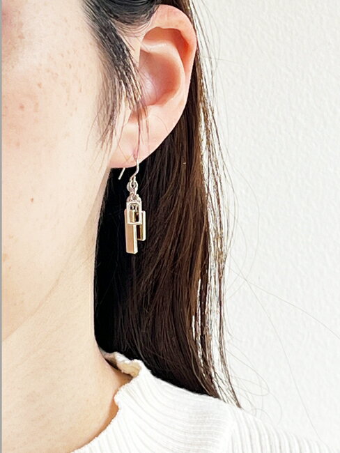 Joli&Micare(ジョリー&ミカーレ) コーナープレートピアス　ゴールド×シルバー