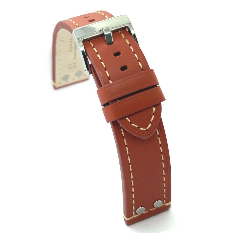 1982年創業、スペインの時計ベルトブランド、Diloy(ディロイ)です。 ヨーロッパデザインとスペインらしい色づかいが特徴の交換用ベルトです。 *当店はDiloyブランド正規取扱店です。 本格的なアビエータースタイルにインスパイアされた、リベット付きのオイルドカーフレザーストラップです。 クラシックウォッチからスポーツウォッチまで幅広くマッチし、力強くも洗練された印象を与えます。 高品質なオイルド加工の牛革（カーフレザー）を使用しており、ナチュラルでヴィンテージ感のある風合いと、柔軟性・耐久性を兼ね備えています。 ケースラグ付近に配置されたメタルリベットが、実用性と歴史的なミリタリーデザインを強調し、かつて航空兵が使用していたクラシックなモデルを彷彿とさせます。 オイルでなめされたレザーは、使い込むほどに味わいが増し、日常使用においても高い快適性を実現します。 リベットは外観のアクセントであると同時に、大型ケースやミリタリー調ウォッチとの相性を高め、全体の安定感と存在感を強化します。 クラシックなミリタリーデザイン、職人的な仕上げ、そして伝統素材の耐久性を重視する方に最適な一本です。 特長: 【素材へのこだわり】 上質なカーフレザーを使用し、職人によるハンドメイド仕上げ。裏地には柔らかなレザーを採用し、快適な装着感を実現。 ステンレススチール製バックルは、ヨーロッパの規制を遵守したステンレス鋼を使用、肌への刺激を抑えます。 仕様: 表面素材：ヴィンテージ仕上げ 牛革 裏地：牛革(耐アレルギー加工済) バックル：スチール 形状：フラット＆ストレート 厚み：約5mm 長さ：125mm × 80mm ラグ形状：ストレート 原産国：スペイン *尾錠に商品タグの革が付いている場合がありますので、ハサミ等でカットしてご使用ください。 *裏面の色は入荷時期により異なります。 *画像は22mmのベルトです。 *モニタ、画面によって商品画像が実際の色と異なる場合があります。