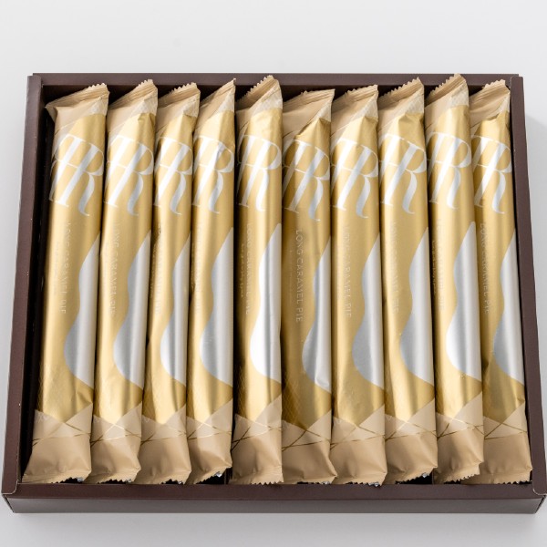 ●ロングキャラメルパイ×10本●箱273×240×38mm（日本製）●常温180日（製造日より）お客様へのお願いと注意事項※のし対応商品はのしにお名前をお入れします。名入れ対応商品をご注文のお客様は、ご注文最終の備考欄に必ず名入れするお名前をご記入・ご入力ください。※熨斗のつけ方は原則【内のし】とさせていただいております。予めご了承ください。※送付先が下記の場合、送料がかかります。商品1個につき北海道500円（税抜）、沖縄県1,000円（税抜）がかかります。予めご了承ください。ご注文後、当店からのメールが来ない方へのお知らせシリーズ商品はこちら1935年、大阪の中之島に誕生したリーガロイヤルホテル。目指したのは日本の伝統的な芸術や文化を取り入れ空間から食までこだわり抜かれた、世界中の賓客を受け入れる場所。絢爛豪華に作り出された至極の空間に「たからもの」と呼ぶにふさわしいものが生み出され、現在まで受け継がれています。