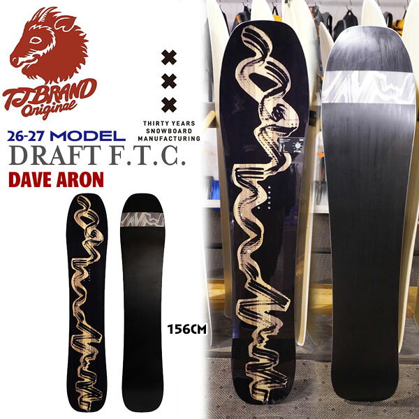 【正規代理店商品】 ●BRAND : T.J BRAND (ティージェイブランド) ●品　名 : DRAFT F.T.C. DAVE ARON ドラフトFTC デイブアーロン ●サイズ : 156cm ●core : F.T.C-PD CORE THIRTY YEARS SNOWBOARD MANUFACTURING LIMITED SERIES 1970年ロサンゼルス生まれのアーティストDave Aron (デイブ・アーロン)は、現在 ニューヨーク州ハドソンバレーを拠点に活動しています。 1980年代よりスケートボードやスノーボードに親しみ、Shepard Fairey のスケートカンパニー Subliminalの支援を受けて制作を行いました。 1990年代以降は ニューヨークのオルタナティブ・アートシーン に深く関わり、書道やアクションペインティングから着想を得た抽象的かつ象徴的な絵画表現を展開しています。 身体性と即興性を内包 したその作品は、強いエネルギーと静かな 集中を併せ持っています。 ★DRAFT★ DRAFTはノーズに深い3Dが入っており、更にテイルにも浅く3Dが入っているので縦へ横へと自在に動くトリッキーなコンセプトボード。 F.T.C.(FLEX & TORSION CONTROL CORE)モデルは軽量X-WOODとPOPLARのミックスコアに、ウエスト周辺部分のウッドコアベース側にDOT HOLEを多数削り、そこにフォームを入れるという非常に手間のかかるウッドコアPUNCHING DOT HOLE WOODCOREを採用、フォームをウエスト周辺にX状に入れることでノーズとテイルの張りを保ちながらウエスト周辺に集中的にトーションの緩さとフレキシブルさを持たせ、足裏感覚がダイレクトにボード捌きに繋がりカービングからトリッキーな動きまで自由自在なモデル。 フレックスは柔らかいですが、ワイドモデル独特のハイスピード時の安定感も備わっています。 ・3 DIMENTIONS SERIES (Convex Technology Series) 様々なバーン、地形を従来の2Dボードよりもスムースでより自由にライディングの幅を広げるコンセプトのもとに生み出された技術。 開発スタッフの長年による経験、工場による徹底的な材料管理、開発努力によって製品化。3D構造はより複雑な作りゆえ、芯材となるコアは雪山という低温地域での変形・剥離が発生しやすいという問題を抱えていた。 変形は湿度調整のもとベストな状態で管理された材料を、通常のボードよりも多くの時間をかけじっくりと完璧なプレスを行うことで解消。現在ではプレス機も第5世代までアップデート、より安定したプレスを実現。 T.Jが毎シーズン3Dシリーズにこだわりを持って採用し続けてきたWood topは通常のトップシート材に比べ、年輪から割れやすいという弱点があったが、ABS + Resin cureにより強化、完成度も格段に上がった。 1本1本にじっくり時間と愛情をかけて生み出されるボードは量産には向かず、貴重で特別な1本となっている。 26-27 T.J BRAND DRAFT F.T.C. スノーボード ティージェイブランド ドラフト FTC パウダーボード スノーサーフ フリーライド カービング 地形遊び 3Dノーズ ディレクショナル メンズ 2026 2027 新作