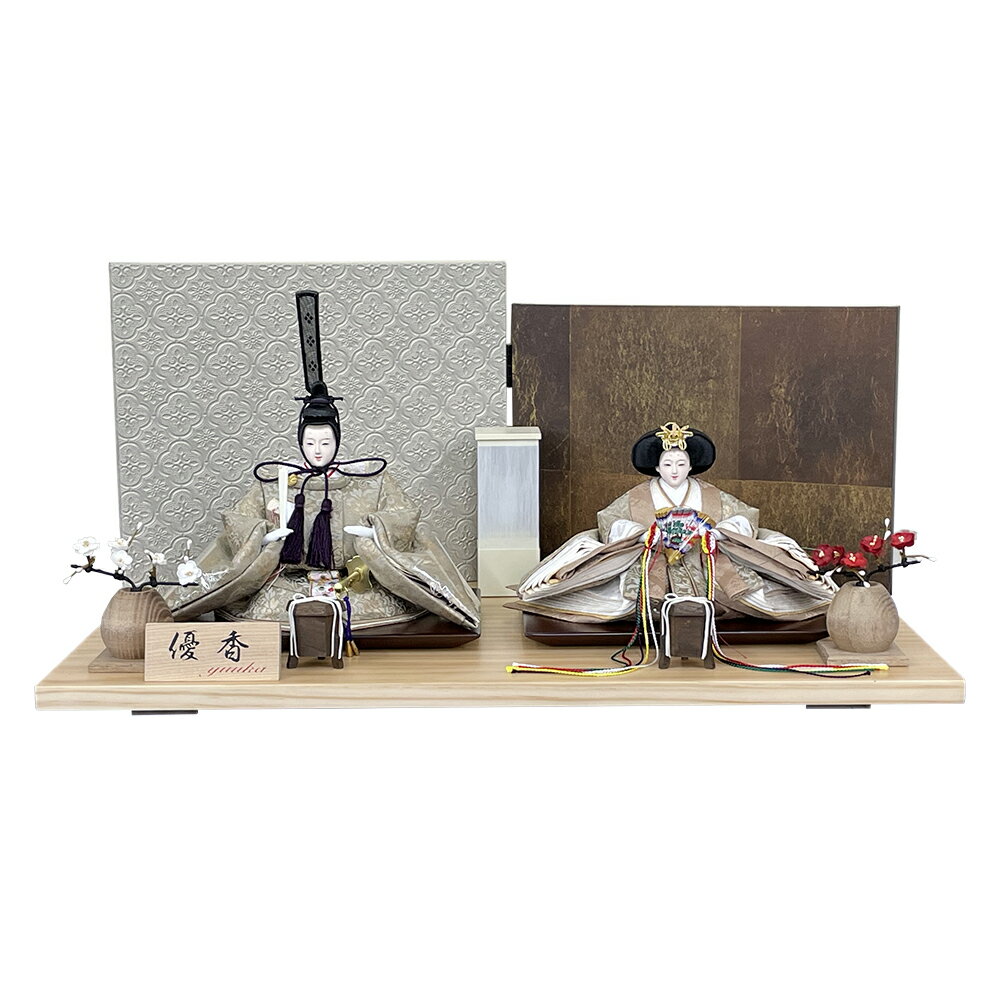 --数量限定品 平飾り 親王飾り かわいい おひな様-- ●商品タイプ：親王飾り 2人飾り●サイズ：横幅 約 55 × 32 × 27cm●a3f26-4m11-st-184 ひな人形 初節句飾りセット 初節句通販販売店弊社でご購入を。 --商品説明おすすめポイント-- 和洋室に合う格調の高いおひな様。 ナチュラルでリビングなどにもベストマッチのアイテムです。 弊社人気の桃の節句（雛人形）です。 お雛様のお顔は、ふっくらとした気品あるお顔に仕上げました。穏やかな表情は、見る人の心を優しく和ませる雰囲気に仕上がっています。 赤ちゃんの身代わり魔除けの初節句 ひな人形飾り。 親御様、お子様、縁者様の健康と発展を願いながら職人が丁寧に仕上げたひな人形飾りが、初節句のお祝いにはなを添えます。 弊社　通販・販売　売れ筋ランキング上位の人気の雛人形飾りです。 --商品補足-- 撮影環境・ディスプレイ等で画面上と実物では多少色具合が異なって見える場合もございます。 金襴生地などの裁断場所の違いで色柄には個体差がございます。 製造時期により若干の仕様変更がある場合がございます。ご理解の程お願いいたします。 季節商品ですので万一、ご注文が集中した場合など、発送が遅延、在庫切れなどで販売できなくなる可能性が発生いたした場合は、受注メールにてご連絡させていただきます。 「 取扱い品目 」 久月　ケース飾り　収納飾り飾り　初節句祝い飾り ミニ　3段飾り　5段飾り　7段飾り　5人飾り 10人飾り　15人飾り　親王飾り　7人飾り　和紙飾り　収納ケース ちりめん飾り　お土産　小さい飾り　平安豊久 祥秀込み　真多呂　柿沼東光　一秀 幸一光　喜久絵　ワダエミ　杉田　綾乃　ケースなど 雛人形(ひな人形）　五月人形(5月人形)　鯉のぼり(こいのぼり)　羽子板 雛人形(おひなさま)などの販売・通販の人形屋(人形店) 雛人形(ひな人形）・五月人形(5月人形)・鯉のぼり(こいのぼり) 男の子　女の子の祝いの初正月飾り・初節句の購入選び方に迷われたら 羽子板・破魔弓(破魔矢)・販売・通販の購入は弊社にお任せ下さい。