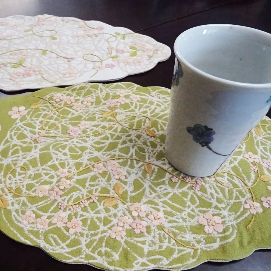 ai 手刺繍がかわいい木の葉型　ドイリー　テーブルセンターに　ティマットにも　優しい色合いとフォルム 職人の手仕事の温もりが伝わります。現代和風　空間に　テーブル　2025年 ラッキーカラー　グリーン　アイボリー　プレゼント　お礼　お祝い　レース雑貨専門店