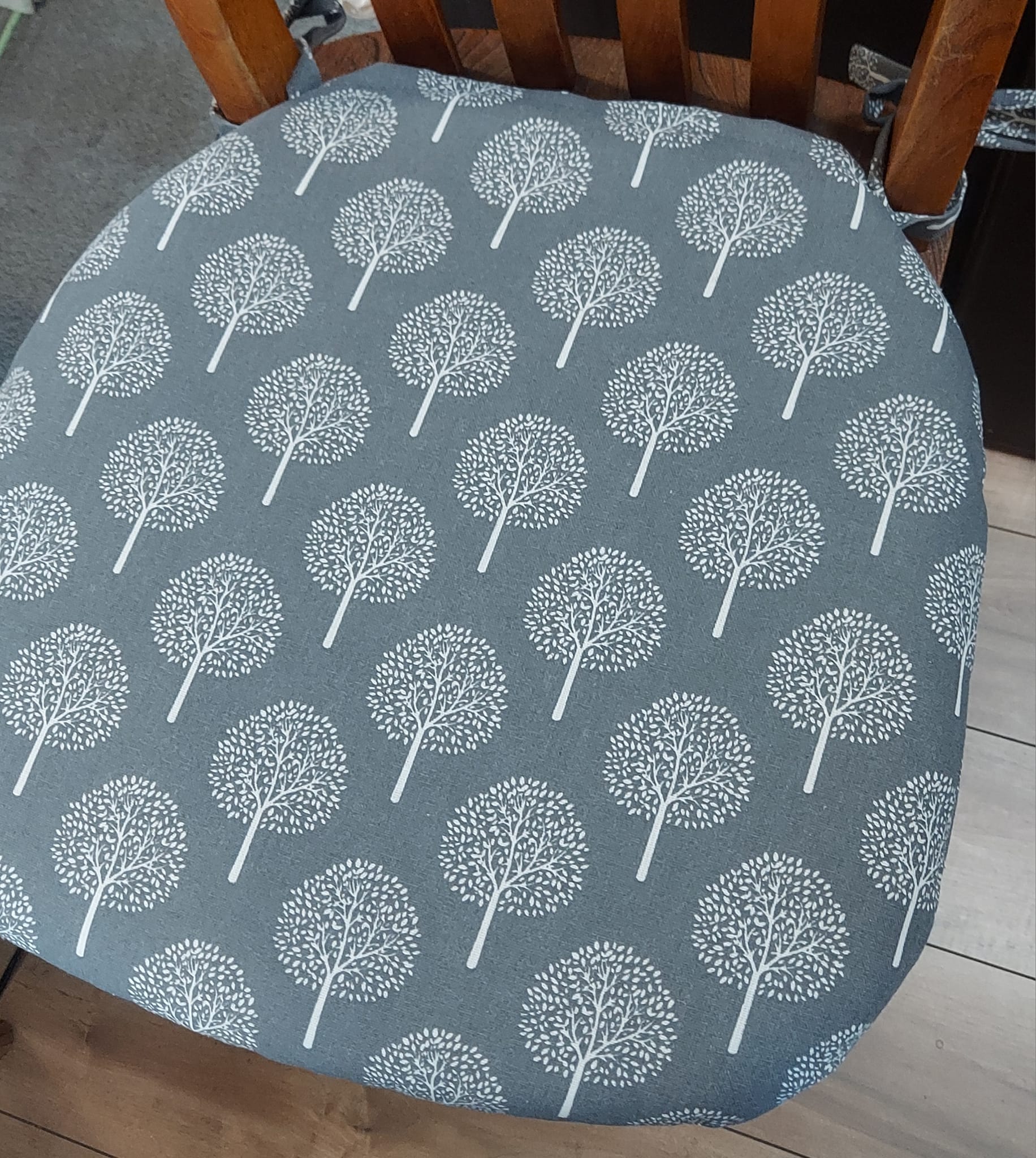 ai 北欧イメージ　チャコールグレー　麻　リネン　コットン　リバーシブル　自然素材　シートクッション　ひも付き　事務所　ダイニングチェアー　白木の椅子に似合う　おしゃれ　可愛い　木立　どんなインテリアにも合わせやすい