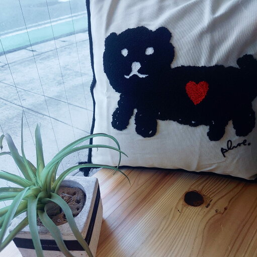 あす楽 黒い犬のクッションカバー プルーン ブランド Plune. 堀内映子 デザイン 45×45cm 北欧風 おしゃれ かわいい ファブリック プルーン Plune. 堀内映子デザイン 小座布団カバー 可愛い 新生活 来客用 お花 立体感 刺繍 プルーン インテリア雑貨 正方形 あす楽 黒い犬のクッションカバー プルーン ブランド Plune. 堀内映子 デザイン 45×45cm 北欧風 おしゃれ かわいい ファブリック プルーン Plune. 堀内映子デザイン 小座布団カバー 可愛い 新生活 来客用 お花 立体感 刺繍 プルーン インテリア雑貨 正方形