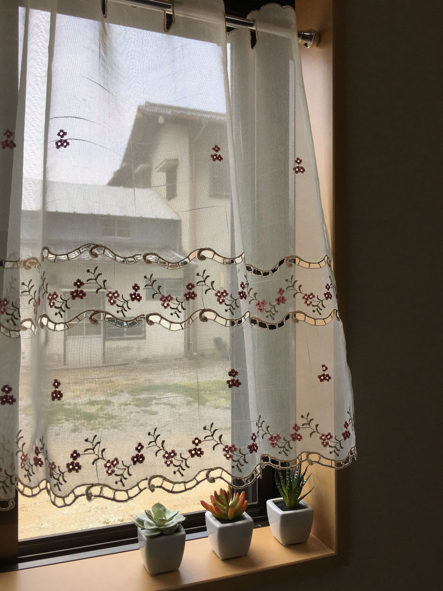 人気の小花刺繍　縦60cm　送料無料　可愛いくてお手入れ簡単　半透明の　カフェカーテン　アミプチ　赤