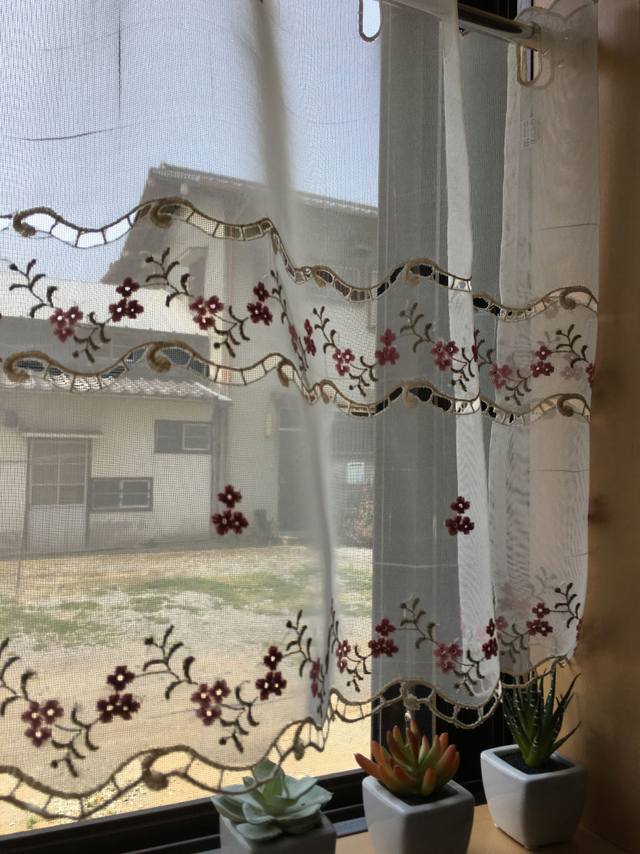 ai 即納 人気の小花刺繍　縦45cm★送料無料　可愛いくてお手入れ簡単 半透明の カフェカーテン 