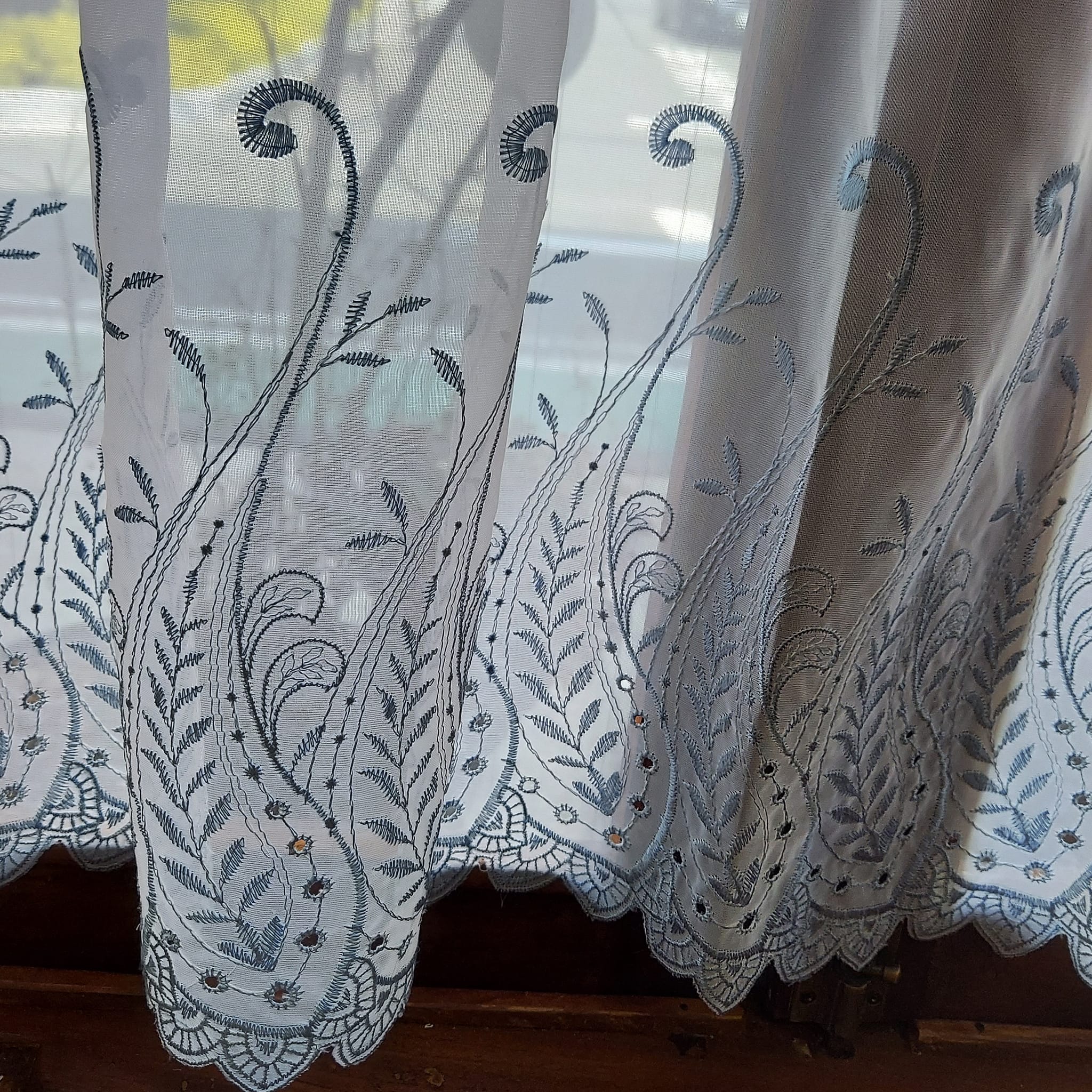 送料無料　　ブルーグレー　ペーズリー　刺繍　大人のくすみうブルーなカフェカーテン【縦60cm】涼やか　くすみカラーは目にやさしく　お部屋に馴染みます　セミロング　小窓　縦長窓　細窓　おしゃれ　きれい　ペイズリー