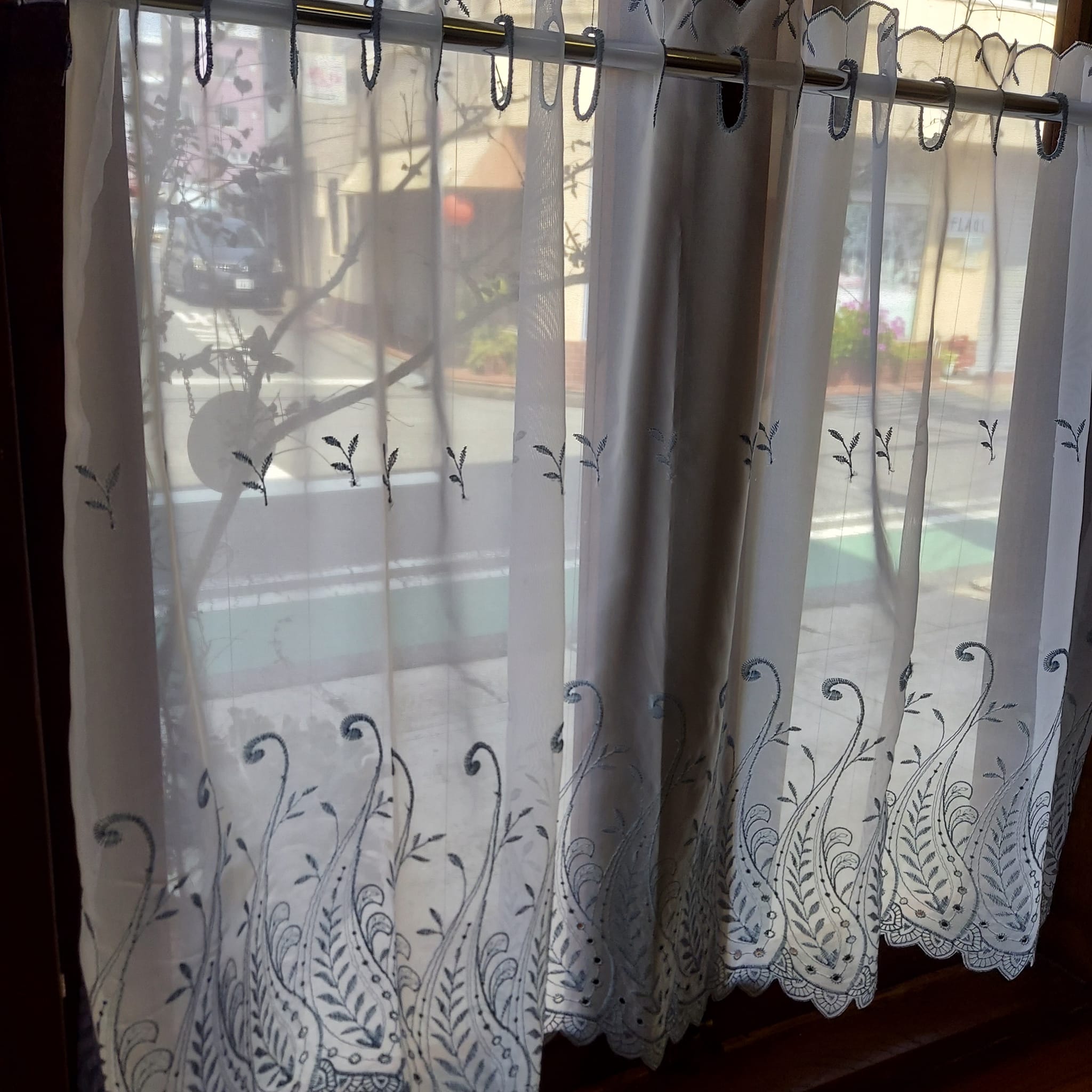 送料無料　　ブルーグレー　ペーズリー　刺繍　大人のくすみうブルーなカフェカーテン【縦60cm】涼やか　くすみカラーは目にやさしく　お部屋に馴染みます　セミロング　小窓　縦長窓　細窓　おしゃれ　きれい　ペイズリー