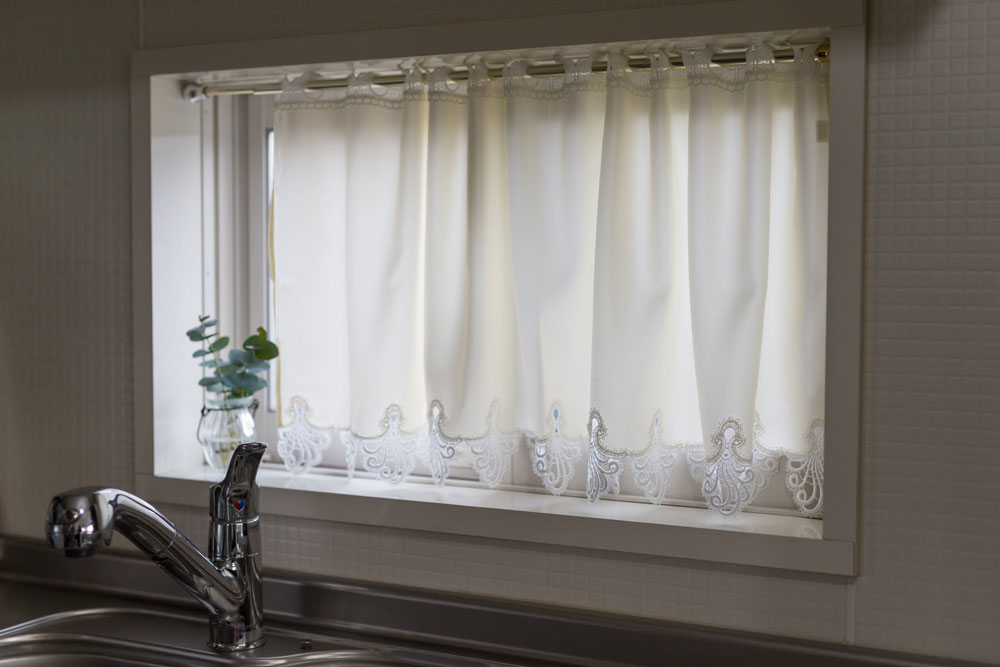 棚隠し 小窓に 目隠し 汚れ防止機能付き『カフェカーテン』シェルフィッシュ/おしゃれ /ゴージャス エレガント