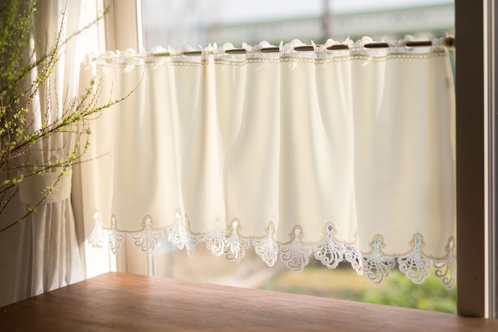 棚隠し 小窓に 目隠し 汚れ防止機能付き『カフェカーテン』シェルフィッシュ/おしゃれ /ゴージャス エレガント