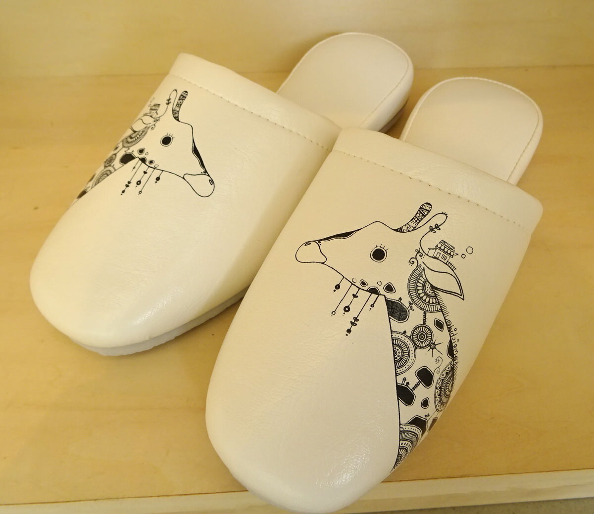 あす楽 かめいち堂 キリン 裏面グレー 滑り止めタイプ 合成皮革スリッパ 大人用 標準サイズ 裏面滑り止めタイプ 今までに無いおしゃれ ビニール 来客用 可愛い トイレ オリジナル おしゃれ クリニック 事務所 医院 来客用　合皮