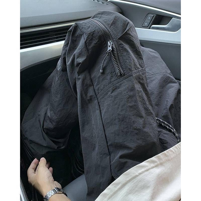 　　　 ◆◇◆売れている秘密◆◇◆ 【テックウェア・カーゴパンツ】さらさらとした肌触りと都会的なデザインを融合させた、機能性抜群のテックウェア風カーゴパンツです。ゆとりを持たせたワイドなシルエットがこなれ感を演出し、ストリートモードな雰囲気を引き立てます。サイドのジッパーポケットがアクセントになり、洗練されたミリタリースタイルを完成させます。 【通気性・速乾軽量】通気性に優れ、汗をかいてもベタつきにくい軽量素材を採用。空気のように軽く、快適な着心地が持続する速乾生地のため、蒸れやすい季節やアクティブなシーンでも快適な肌触りを保ちます。濡れてもすぐに乾きやすいため、洗濯後のケアも簡単で、毎日のワードローブとして重宝するアイテムです。 【快適な運動性とストレッチ】身体の動きを妨げない独自のパターン設計により、屈伸運動や大きな歩幅の動きもスムーズに行えます。キャンプや釣り、登山といったアクティブなアウトドアシーンでもストレスフリーな動きをサポート。日常使いから軽作業まで幅広く対応し、機能性とトレンド感を両立させた一着です。 【耐久性・イージーケア】強度の高い素材を使用しており、摩擦や引き裂きに強い耐久性を備え、長くご愛用いただけます。シワになりにくい素材のため、折りたたんで持ち運ぶ際や、洗濯後もアイロンいらずでそのまま着用可能。型崩れしにくく、アウトドアでのハードな使用から日常のヘビーユースまで安心の品質です。 【多面的なシーン・汎用性】ハイやトレッ、釣り、フェスといった野外イベントから、街歩きなどの日常使いまで、多シーンで活躍します。機能的ながら主張しすぎないデザインは、Tシャツやパーカーとの相性も抜群。自分用はもちろん、アクティブな趣味を持つ方への贈り物としても喜ばれる汎用性の高い一枚です。 　　　◆◇◆注意事項◆◇◆ご覧のモニターの環境、撮影環境により実物と色味が異なって見える場合がございます。湿った状態で他のものと擦り合わせると色が移る恐れがあります。濃色品の洗濯時は、白色、淡色と分けて洗ってください。説明 【洗練されたテックウェア】都会的なスタイルと実用性を両立した機能性カーゴパンツ。マットな質感のブカラーが落ち着いた印象を与え、ストリートファッションから本格的なアウトドアまで幅広く活躍します。立体的なカッティングにより、どんな動きにもスムーズに対応し、着用時のシルエットの美しさも追求した一着です。 【優れた撥水と速乾性能】急な雨や水しぶきにも安心な撥水速乾ロングパンツ。生地表面に施された撥水加工が汚れや水分を効果的に弾き、アクティブなシーンでも清潔感を保ちます。透湿性にも優れているため、汗をかいても素早く乾燥し、長時間履き続けても蒸れにくく、常にドライで快適な肌触りを提供します。 【実用的な収納ディテール】多機能な収納を備えたミリタリーワークパンツ。サイドにはアクセントにもなるジッパー付きポケットを配置し、スマートフォンや鍵などの貴重品を落下から安全に守ります。機能美を感じさせるデザインは、キャンプや登山といったフィールドワークだけでなく、手ぶらで外出したい日常のシーンでも非常に便利です。 【タフで手入れも簡単】摩擦や引き裂きに強い耐久性登山ズボン。軽量でありながら頑丈な素材を採用しており、岩場や草むらなどの厳しい環境下でも気兼ねなく使用できます。シワになりにくい素材特性により、洗濯後もアイロンいらずでそのまま着用可能。忙しい毎日の中でも手間をかけずに清潔感を維持し、長く愛用できる品質です。 【幅広いシーンに対応】自由な動きをサポートする機能性スポーツパンツ。ゆったりとしたリスフィットの設計で、サイクリングやウォー、旅行など様々な活動に最適です。シンプルかつハイセンスなデザインは流行に左右されず、年齢を問わず馴染むため、アウトドア派の友人や家族へのプレゼントとしても大変喜ばれます。
