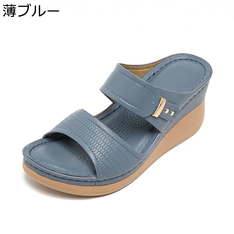 　　　 ◆◇◆人気の秘密◆◇◆ 【エレガントな美脚デザイン】最新の欧米風スタイルを取り入れた、洗練された厚底サンダルです。なベージュのカラーリングと、フロント部分に施された型押しデザインの質感が、足元を華やかかつ大人っぽく演出します。シンプルながらものあるシルエットで、流行に左右されず長く愛用できる一足です。 【安定感抜群のウェッジソール】程よい高さの中高ヒールを採用したウェッジヒール仕様により、美脚効果と歩きやすさを両立しました。接地面が広いため安定感に優れており、ヒールに慣れていない方でも疲れにくく、快適に過ごせます。自然なスタイルアップを叶えつつ、長時間の外出や立ち仕事でも足への負担を軽減します。 【クッション性と通気性の追求】インソールには柔らかいクッション素材を使用し、足裏にかかる衝撃を優しく吸収します。さらに、パンチング加工（通気穴）を施すことで、夏場の気になる蒸れを解消し、常にさらりとした爽やかな履き心地をキープ。素足で履いても摩擦が少なく、肌当たりの良い仕上がりになっています。 【細部までこだわった仕上げ】足の甲をしっかりホールドする2本のワイドストラップが、歩行時のズレを防止します。ストラップにあしらわれたゴールドの金具パーツがアクセントとなり、全体のデザイン性を引き締めています。丁寧なステッチと耐久性の高い素材選びにより、型崩れしにくく、デイリーユースに最適な品質を実現しました。 【幅広いシーンで活躍する万能靴】カジュアルなデニムやパンツスタイルから、きれいめのワンピースやスカートまで、どんなコーディネートにも自然に馴染みます。日常のお出かけやショッピングはもちろん、旅行やリゾートシーンでも大活躍。自分へのご褒美としてはもちろん、大切な方への季節の贈り物としても大変喜ばれるアイテムです。 　　　◆◇◆注意事項◆◇◆ご覧のモニターの環境、撮影環境により実物と色味が異なって見える場合がございます。湿った状態で他のものと擦り合わせると色が移る恐れがあります。濃色品の洗濯時は、白色、淡色と分けて洗ってください。説明 【洗練された厚底サンダル】なベージュカラーにクロコ型押しのアクセントを加え、大人の余裕を感じさせるデザインに仕上げました。安定感のあるウェッジソールは、脚長効果を演出しつつ、どんなコーディネートにも自然に溶け込みます。夏の街歩きやリゾートシーンを華やかに彩る、エレガントな一足です。 【美脚効果と歩きやすさの両立】程よい高さのレディースサンダルでありながら、高低差を感じにくいプラットフォーム設計を採用しました。足全体をしっかり支える構造のため、長時間履いても疲れにくく、自然なスタイルアップを叶えます。忙しい毎日を過ごす女性に寄り添う、機能美に優れたサンダルです。 【至福の履き心地を追求】インソールには通気性の良いパンチング加工を施し、暑い日でも蒸れにくい快適な環境をキープします。クッション性に優れた素材が足裏に優しくフィットし、歩くたびにソフトな感触を実感。コンフォートサンダルとして、デイリー使いから旅行まで幅広いシーンでストレスフリーに活躍します。 【細部までこだわった】耐久性に優れた上質な素材を使用し、一針一針丁寧に仕上げたステッチがを演出します。ストラップサンダル特有のホールド感に加え、サイドに配したゴールドの金具がさりげない輝きを放ち、足元からクラスアップ。長く愛用いただけるよう、型崩れしにくい設計にこだわりました。 【多用途に使える夏用サンダル】きれいめワンピースからカジュアルなパンツスタイルまで、装を選ばず合わせやすいのが魅力です。軽量設計で歩行の負担を軽減し、海辺の散歩やショッピング、オフィスでの履き替え用としても重宝します。自分へのご褒美や、大切な方への季節の贈り物としても喜ばれる逸品です。