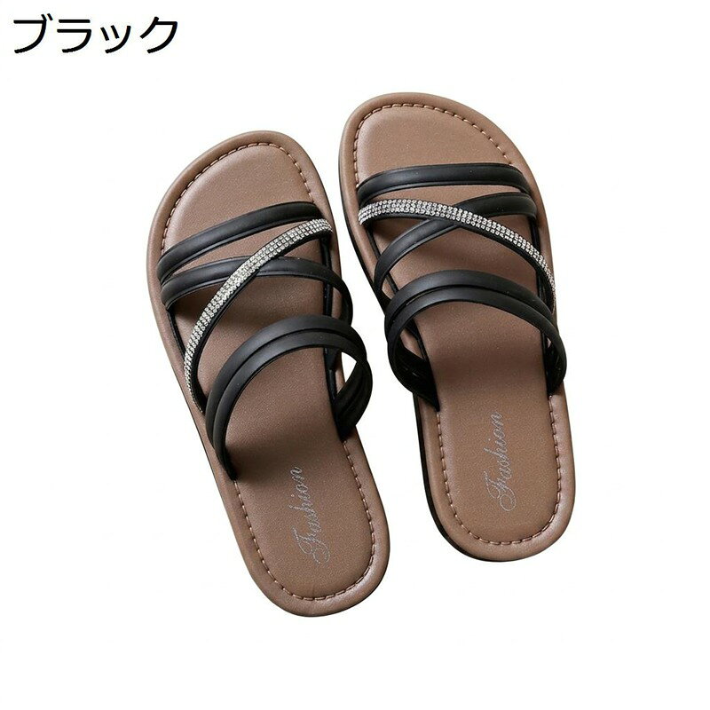 　　　 ◆◇◆人気の秘密◆◇◆ 【華やかなビジューサンダル】足元をエレガントに彩るラインス付きのクロスストラップが、夏の陽射しに映えるデザインです。なホワイトカラーが、カジュアルな中にも洗練された大人っぽさを演出し、トレンド感溢れる足元を叶えます。シンプルながらも存在感のある一足で、夏のファッションに華やかなアクセントを添えます。 【疲れにくいぺたんこサンダル】歩きやすさを重視したフラットな設計で、長時間のお出かけでも足が疲れにくいのが魅力です。適度なクッション性のあるインソールが足裏に優しくフィットし、快適な履き心地をサポートします。ヒールの高さを気にせず、リスしたスタイルで一日中アクティブに過ごしたい女性にぴったりなアイテムです。 【おしゃれなレディーススリッパ】サッと履けるつっかけタイプで、忙しい朝やちょっとした外出にも非常に便利です。開放感のあるデザインは通気性に優れ、暑い季節でも蒸れにくく、常に爽やかな状態をキープします。屋内外問わずに活用できる万能な一足で、日常のあらゆるシーンで手放せなくなる使い勝手の良さと快適さを両立しています。 【滑り止め付きビーチサンダル】耐摩耗性に優れたアウトソールを採用し、濡れた地面や砂浜でも安定感のある歩行を実現します。海やプールなどのレジャーシーンはもちろん、タウンユースでも安心して着用いただけます。お手入れも簡単で、汚れがついた際もサッと拭くだけで美しさを保てるため、常に清潔感を維持できるのも嬉しいポイントです。 【リゾート感溢れる夏用サンダル】旅行やデート、お祭りなど、夏のイベントに欠かせない一足です。フェミニンなワンピースからカジュアルなデニムスタイルまで、幅広いコーディネートに自然にマッチします。軽量設計で持ち運びに負担がかからないため、旅先のセカンドシューズとしても重宝。自分用はもちろん、大切な方へのギフトにも最適です。 　　　◆◇◆注意事項◆◇◆ご覧のモニターの環境、撮影環境により実物と色味が異なって見える場合がございます。湿った状態で他のものと擦り合わせると色が移る恐れがあります。濃色品の洗濯時は、白色、淡色と分けて洗ってください。説明 【なラインス】【洗練されたデザイン】 足元を華やかに彩るキラキラとしたラインスを贅沢にあしらった、大人可愛いフラットサンダルです。 【歩きやすい厚底設計】【美脚ラインを演出】 安定感抜群の平底デザインでありながら、程よい厚みを持たせることで自然なスタイルアップを叶えます。 【脱ぎ履き楽々なスリッパタイプ】【優れたフィット感】 忙しい朝やお出かけ時にもサッと履ける、利便性の高い一足です。 【耐久性に優れた素材】【通気性で快適をキープ】 厳選されたな素材を使用し、繰り返しの使用でも型崩れしにくい高い耐久性を実現しました。 【幅広いシーンにマッチ】【大切な方へのギフトに】 フェミニンなスカートからカジュアルなデニムまで、幅広いファッションに自然に馴染む万能アイテムです。