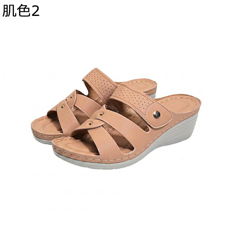 　　　 ◆◇◆人気の秘密◆◇◆ 【大人カジュアルな足元】最新トレンドを取り入れた、スタイリッシュな厚底サンダルです。なブのアッパーに、さりげないメタルパーツがアクセントとなり、カジュアルからきれいめスタイルまで幅広く対応。厚底デザインが脚長効果を演出し、夏のコーディネートを一気に華やかに格上げします。 【歩きやすいウェッジソール】適度な高さのウェッジソールを採用し、安定感は抜群です。かかとへの衝撃を和らげるクッション性の高いインソールが、長時間歩いても疲れにくい快適な履き心地をサポート。プラットフォーム仕様なので高低差が少なく、ヒールが苦手な方でも安心してデイリーユースとしてお使いいただけます。 【優れた防滑性能と安全性】靴底には耐摩耗性に優れた滑り止め加工を施したアウトソールを採用しました。濡れた地面や滑りやすいタイルなど、夏のレジャーシーンでもしっかりとしたグリップ力を発揮します。海辺の散歩や雨上がりの外出でも、足元をしっかりとサポートし、安全で軽やかな歩行をかなえる一足です。 【通気性と耐久性の両立】柔らかく肌なじみの良いな素材を使用。足に優しくフィットし、長時間の着用でも靴擦れしにくい設計です。通気性の良いオープントゥデザインにより、蒸れやすい夏場でもさらっとした快適な状態をキープ。汚れにも強くお手入れが簡単なので、清潔感を保ちながら長くご愛用いただけます。 【多用途で活躍する万能サンダル】普段使いから、ビーチ、プール、旅行などのレジャーまで、あらゆるシーンで大活躍します。脱ぎ履きがスムーズなデザインなので、忙しい朝やちょっとした外出にも最適です。自分用にはもちろん、ご家族や友人へのプレゼントとしても喜ばれる、実用性とファッション性を兼ね備えた逸品です。 　　　◆◇◆注意事項◆◇◆ご覧のモニターの環境、撮影環境により実物と色味が異なって見える場合がございます。湿った状態で他のものと擦り合わせると色が移る恐れがあります。濃色品の洗濯時は、白色、淡色と分けて洗ってください。説明 【大人かわいい・デザイン】洗練されたブのフェイクレザーに、さりげないメタリックスタッズをあしらったなデザインです。シンプルながらも華やかさがあり、カジュアルなデニムからフェミニンなワンピースまで幅広いコーディネートにマッチ。夏の日常をおしゃれに彩る一足として、どんなシーンでも活躍します。 【美脚効果・厚底ウェッジソール】安定感抜群のウェッジソールを採用しており、自然なスタイルアップを叶えながら、すらりとした美脚ラインを演出します。高低差が少ないためヒール特有の疲れを感じにくく、長時間のお出かけでも安心です。歩きやすさとスタイリッシュな見た目を両立させた、こだわりのシルエットに仕上げました。 【快適な履き心地・柔らかな素材】足当たりの良い柔らかな素材を使用しているため、素足で履いても痛くなりにくく、足の形に優しくフィットします。通気性の良いオープントゥデザインにより、蒸れやすい夏場でも足元を涼しく快適に保ちます。インソールは適度な弾力があり、歩行時の衝撃を分散して足への負担を軽減します。 【滑り止め加工・優れた耐久性】アウトソールにはしっかりとした溝を刻んだ滑り止め加工を施しており、濡れた路面や滑りやすい床でも安定した歩行をサポートします。汚れに強くお手入れが簡単な素材を採用しているため、デイリー使いに最適。細部まで丁寧に仕上げられたステッチなど、長く愛用いただける高い耐久性を誇ります。 【多用途・夏のマストアイテム】お出かけやショッピング、リゾート旅行、さらには日常のルームシューズまで、多彩なシーンで重宝する夏のスリッパサンダルです。軽量設計で足が疲れにくく、脱ぎ履きもスムーズ。自分用にはもちろん、母の日や誕生日などの大切な方へのプレゼントとしても喜ばれる、実用性と美しさを兼ね備えた一品です。