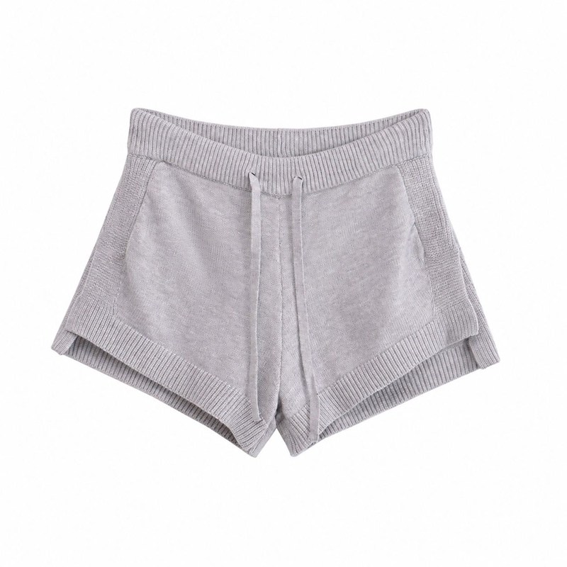 　　　 ◆◇◆売れている秘密◆◇◆ 【トレンドのデザイン】サイドのスリットが脚をすっきりと長く見せる「ショートパンツ レディース」。シンプルながらもこなれ感を演出する「ニットパンツ ショート」は、ヘルシーでアクティブな大人の女性らしさを引き立てます。様々なトップスと合わせやすい「ホットパンツ」としてデイリーに大活躍します。 【のストレッチ性】ウエスト部分は調整可能な紐付きの「ショートパンツ ゴム」仕様で、お腹周りに優しくフィットします。伸縮性に富んだ素材を使用した「ニットショートパンツ」は、動きやすさを重視する方に最適。締め付け感が少なく、リスしたい一日にぴったりの「レディース 短パン」です。 【快適な着心地】肌に優しく馴染むソフトな質感の「ルームウェア ショートパンツ」。通気性と吸湿性に優れており、暑い季節でもサラッとした快適さを保つ「ショートパンツ 夏」として重宝します。お家でのリスタイムから「ワンマイルウェア レディース」まで、シチュエーションを問わず着用いただけます。 【細部までこだわった品質】丁寧なリブ編み仕立てがな印象を与える「ニット短パン」です。型崩れしにくく、程よい厚みがあるため透け感を気にせず安心してご着用いただけます。日常使いに最適な「レディース ショートパンツ カジュアル」は、シンプルだからこそ仕立ての良さが際立つ一枚です。 【幅広いコーディネートに】美脚シルエットで流行りのスタイルに最適な「 ショートパンツ」。スニーカーやサンダルとの相性もで、「短パン レディース おしゃれ」な着こを簡単に楽しめます。ご自身用にはもちろん、トレンドに敏感なご友人へのちょっとしたプレゼントにもおすすめです。 　　　◆◇◆注意事項◆◇◆ご覧のモニターの環境、撮影環境により実物と色味が異なって見える場合がございます。湿った状態で他のものと擦り合わせると色が移る恐れがあります。濃色品の洗濯時は、白色、淡色と分けて洗ってください。説明 【こなれ感を演出するデザイン】サイドスリットがおしゃれなアクセントになるレディースショートパンツです。無地でシンプルなデザインでありながら、裾のディテールが美脚効果を引き立て、ヘルシーでスタイリッシュなアメリカンカジュアルスタイルを叶えます。 【美脚＆着痩せを叶えるシルエット】程よいフィット感でボディラインを美しく見せるスリムショートパンツです。伸縮性のあるリブ編み素材を採用しており、ヒップラインをカバーしながら女性らしいしなやかなシルエットを引き出します。 【ストレスフリーな履き心地】ドロスト付きのウエストゴム仕様を採用したニットショートパンツです。自分のサイズに合わせて簡単にサイズ調整ができ、お腹周りを締め付けず、デイリーユースからアクティブなシーンまで快適に着用いただけます。 【柔らかく快適な肌触り】肌触りの良いニット素材を使用したカジュアル短パンです。通気性に優れ、チクチクしにくい優しいタッチが魅力で、おうち時間のリスウェアやルームウェアとしてはもちろん、夏のお出かけにも重宝します。 【幅広いコーデに大活躍】様々なトップスと合わせやすい万能なホットパンツです。スニーカーやサンダルと合わせたスポーティーな着こから、Tシャツやパーカーと合わせたカジュアルコーデまで、春夏秋のデイリースタイルに最適です。