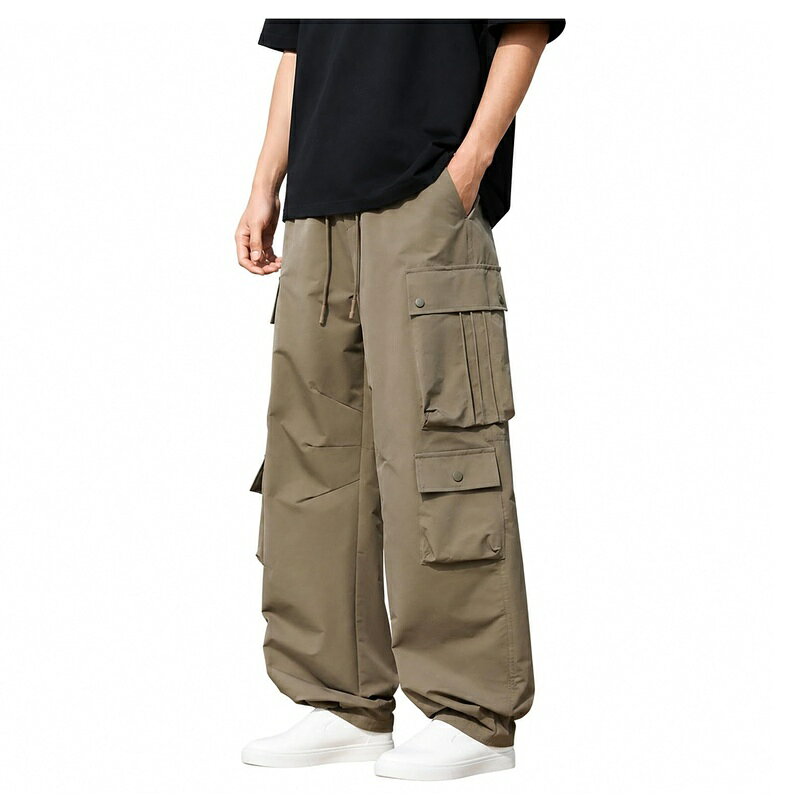 　　　 ◆◇◆売れている秘密◆◇◆ 【カーゴパンツのシルエット】ゆったりとしたストレートシルエットが魅力のメンズカーゴパンツは、下半身のラインを拾いにくく自然な体型カバーを叶えます。太すぎず細すぎない絶妙なバランスで、脚長に見えるすっきりとした着こなしをします。サイズはMから4XLまで豊富に展開しており、どなたでも快適に着用いただけます。 【ワークパンツの実用的な設計】両サイドにはフラップ付きの大きめなカーゴポケットを配置し、ミリタリー感あふれる実用的なデザインに仕上げました。ウエスト部分はゴム仕様と調整可能なドローコードを採用しているため、お腹周りに優しくフィットし脱ぎ穿きもスムーズです。カラーはグレー、ブラック、カーキの定番3色をご用意しています。 【快適な着用感のロングパンツ】さらっとした肌触りの良い生地を使用しており、春や秋の季節 of 季節の変わり目にも軽やかに着用できるロングパンツです。ベタつきにくく快適な穿き心地をキープできるため、毎日のデイリーユースからアクティブなシーンまで、一日中ストレスフリーに過ごせる工夫が詰まった一本となっています。 【幅広いカジュアルシーンに活躍】シンプルなデザインのため、デイリーの街歩きはもちろん、通勤や通学、旅行、週末のキャンプやアウトドアレジャーなど、様々なシーンにです。スニーカーやブーツとの相性も良く、Tシャツやパーカー、ジャケットなどお手持ちのトップスと合わせるだけで大人のこなれたカジュアルコーデが完成します。 【サイズとカラーバリエーション】体型や好みのスタイルに合わせて選べるM、L、XL、2XL、3XL、4XLの幅広いサイズ展開と、定番のブラック、グレー、カジュアルなカーキの3カラーを揃えています。リラックス感のある着用感でありながら、だらしなく見えないストレートラインで毎日の着こなしに重宝します。 　　　◆◇◆注意事項◆◇◆ご覧のモニターの環境、撮影環境により実物と色味が異なって見える場合がございます。湿った状態で他のものと擦り合わせると色が移る恐れがあります。濃色品の洗濯時は、白色、淡色と分けて洗ってください。説明 【大人のカジュアルスタイルに寄り添うカーゴパンツ】すっきりとした印象を与えるシルエットが特徴のメンズロングパンツ。無駄のないシンプルなデザインに、存在感のあるサイドのカーゴポケットをあしらい、ワーク感のあるミリタリーテイストを日常使いしやすく落とし込みました。ウエストゴム仕様で窮屈感がなく、ドローコードでお好みのフィット感に調整可能です。さらっとした快適な肌触りで、長いシーズンにわたって大人のカジュアルコーデを支える一本です。【体型カバーとスマートなシルエットの両立】程よくゆとりのあるサイズ設計で、脚のラインを拾いすぎず自然に体型をカバーしてくれます。すとんと落ちるシルエットが全体のバランスを整え、スタイルアップをアシスト。リラックス感のある穿き心地でありながら、野暮ったくならずスマートで洗練された雰囲気を演出します。大きいサイズも豊富にご用意しており、様々な体型の方に対応します。【日常からアクティブシーンまでマルチに活躍】落ち着いたトーン of カラー展開で、どんなトップスともスムーズに馴染みます。Tシャツやスウェットと合わせたラフなスタイルから、シャツや軽めのアウターを羽織ったきれいめな着こなしまで、幅広いコーディネートが楽しめます。毎日の通学やカジュアルな通勤スタイル、旅行、週末のレジャーやアウトドアなど、多彩な日常のシーンで主役になるボトムスです。【よくある質問】Q：サイズ感はどのようになっていますか？A：ゆったりとした着用感の設計になっております。リラックスした穿き心地をお好みの場合は普段通りのサイズを、よりすっきりとしたシルエットで穿きこなしたい場合はワンサイズ下をご検討いただくなど、サイズ表を参考にお好みのスタイルに合わせてお選びください。Mから4XLまでご用意しております。Q：どのような季節に適していますか？A：さらりとした素材感を採用しており、春や秋といった季節の変わり目に最も適した仕様となっております。インナーの調整や合わせるアウターによって、長いシーズン快適に着用いただくことが可能です。Q：コーディネートの合わせ方のコツはありますか？A：ミリタリー感のあるサイドポケットがアクセントになるため、シンプルな無地Tシャツやパーカー、カジュアルなスニーカーと合わせるだけでコーディネートが完成します。少し上品に見せたい場合は、きれいめのシャツやローファーを合わせるのもです。Q：通勤や通学にも使えますか？A：はい、派手すぎない落ち着いたカラー（グレー、ブラック、カーキ）とシンプルなデザインを採用しているため、オフィスカジュアルな通勤や日々の通学にも違和感なくご着用いただけます。Q：体型カバー効果はありますか？A：脚のラインを拾いにくいゆったりとしたストレートのシルエットになっており、気になる下半身を自然にカバーしてすっきりとした印象に見せてくれます。