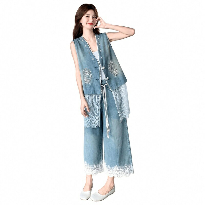 　　　 ◆◇◆売れている秘密◆◇◆ 【デニムセットアップ】デニムベストとワイドパンツがセットになった、トレンド感あふれるデニムセットアップです。ベストとパンツの裾にあしらわれたレースがフェミニンな華やかさをプラス。さらっとした肌触りで、すっきりとしたシルエットを演出します。お出かけや旅行にです。※インナーは付属しません。 【デニムベスト】コーディネートの主役になるデニムベストは、大人のきれいめカジュアルスタイルを格上げします。すっきりとしたVネックラインとフロントの装飾ディテールが、顔周りをシャープな印象に見せてくれます。やわらかなデニム生地を使用しており、しなやかな着心地でデイリー使いや週末のショッピングにも重宝します。 【ワイドパンツ】脚長見えと体型カバーを同時に叶えるなワイドパンツです。ゆったりとしたレッグラインが気になる下半身を自然にカバーし、すとんと落ちるストレートシルエットできれいめな印象を与えます。さらさらとした風合いの裏地なし仕様で、暑い季節でも軽やかに着用でき、通学や普段着として大活躍します。 【大人カジュアル】レトロでこなれた雰囲気を演出する、大人可愛いデザインが魅力です。上品なレース使いが全体をふんわりと軽やかな印象に仕上げ、カジュアルながらも女性らしさを引き立てます。通勤や週末のデート、ショッピングなど、さらっと纏うだけでワンランク上のコーディネートが完成します。 【サイズと着用感】サイズはSからXLまで展開しており、ゆったりとした着心地ながらスマートに見せてくれます。綿を主素材とした生地は、やわらかくさらさらとした質感で肌への負担 snacking を抑え快適です。日常のカジュアルなシーンからお出かけまで幅広く対応し、着痩せ効果も期待できるセットアップです。 　　　◆◇◆注意事項◆◇◆ご覧のモニターの環境、撮影環境により実物と色味が異なって見える場合がございます。湿った状態で他のものと擦り合わせると色が移る恐れがあります。濃色品の洗濯時は、白色、淡色と分けて洗ってください。説明 -