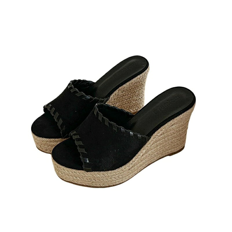 　　　 ◆◇◆売れている秘密◆◇◆ ★　【ヒール】約9cm 9センチ　【対象】レディース 女性 women lady 女の子 20代 30代 40代　【サイズ】22cm 22.5cm 23.0cm 23.5cm 24.0cm 24.5cm 25cm　サイズの選び方　足幅・甲の高い方はサイズを大きめに選んでください。 【対象】母・彼女・女性・20代 30代 40代 50代 ★　ジュート（麻）のウエッジヒールは 夏にピッタリな爽やか素材。かわいいサマーファッションにお似合いです。かわいいサマーファッションにお似合いです。甲周りをしっかりホールドしているデザインです。 脱げにくいハイヒールサンダル！ ★　背の悩み、短足の悩みはこの厚底ウェッジサンダルで一発解決！ プラス約9cmの足長スタイルをお楽しみください。厚底（前厚ストーム付き）だから ヒールとの高低差が優しくなり、美脚に見えるのに 歩きやすくて疲れにくい！ ★　履いていると女子力アップする気がします。夏は外履きます。脱ぎ履きしやすくフィット感もあり歩きやすい！女性らしいシルエット。気取らずに履ける大人サンダル。 ★　ちょっとした旅行やサマーデート、夜遊びにもオススメです！ 厚底ウエッジサンダルで盛りまくって！ コスプレの衣装やハロウィンの仮装、そして音楽ライブなどにも。背が高くなるので視界良好でオススメです！夏祭りや花火大会に着て行く浴衣や、夏用の着物・和装に合わせてみるのも良いですよ。これからの季節にピッタリなレディースサボサンダルです大人の女性からガールズまで幅広い年齢層でご使用頂けます。 　　　◆◇◆注意事項◆◇◆ご覧のモニターの環境、撮影環境により実物と色味が異なって見える場合がございます。湿った状態で他のものと擦り合わせると色が移る恐れがあります。濃色品の洗濯時は、白色、淡色と分けて洗ってください。説明 ★これからの季節にピッタリな大人かわいいレディースサンダルです。脱ぎ履き楽ラク!あっという間に履けるスリッパタイプ忙しい朝に重宝します。 ★シンプルなのでコーディネートしやすく、一気にトレンド感が出せるおすすめアイテムです。 ★チャンキーヒールだから、かかとに体重が乗りやすく、ハイヒールなので安定感が抜群！歩きやすい安心の履き心地の、足が楽チンなミュールサンダルです。 ★幅広いコーデに合わせられるシンプルさと安定感のある履き心地で、この秋冬大活躍間違いなし！大人の女性からガールズまで幅広い年齢層でご使用頂けます。 ★やわらかめのクッションインソールが足全体を優しく包み込んでくれるので、疲れを軽減してくれます。長時間歩いても安心 ★トップスも足元も選ばず気軽に履ける優秀ボトムスです＾＾ご家族やお友達、恋人へのプレゼントとしてもオススメです！ ◆◆◆◆◆◆◆◆◆◆◆◆◆◆◆◆◆◆◆◆◆◆◆◆◆◆◆◆◆◆◆◆◆◆◆◆◆◆◆◆◆◆◆◆◆◆◆◆◆◆◆◆◆◆◆◆◆◆◆◆◆◆◆◆◆◆◆◆◆◆◆◆◆◆◆◆◆ 商品仕様 【素材】合皮 【ヒール】約9cm 9センチ 【カラー】ブラック 黒 ベージュ オレンジ ブルー ピンク カーキ グリーン ホワイト 白 ブラウン 茶色 【場合】パーティー　デート　カジュアル　通勤　フォーマル　オフィス　卒業式　入学式　二次会　仕事　クラブ　倶楽部　お呼ばれ　パーティ 謝恩会　　 【サイズ】【33】 (21.5cm) 21.5センチ【34】 (22.0cm) 22センチ【35】 (22.5cm) 22.5センチ【36】 (23.0cm) 23センチ【37】 (23.5cm) 23.5センチ【38】 (24.0cm) 24センチ【39】 (24.5cm) 24.5センチ【40】 (25.0cm) 25センチ【41】 (25.5cm ) 25.5センチ【42】 (26cm) 26センチ【43】 (26.5cm) 26.5センチ お取り扱い上の注意事項 ※通常の足のタイプまたは足が太い場合は、ハーフサイズ大きいものを注文することをお勧めします。 ※サイズ詳細等の測り方はスタッフ間で統一、徹底はしておりますが、若干の誤差(約2〜3cm前後)がある場合がございます。 ※画像はお使いのパソコンやモニターにより色が変わることがあります。ご了承下さいませ。また、屋外での撮影の場合、多少実際のカラーと異なる場合がございます。 ※本製品は生産過程におきまして、生地を織る際の糸の継ぎ目や多少のほつれが生じることがありまが、品質上は問題ありません。 また、生地の織りに他繊維が混紡している場合もございます。 ◆◆◆◆◆◆◆◆◆◆◆◆◆◆◆◆◆◆◆◆◆◆◆◆◆◆◆◆◆◆◆◆◆◆◆◆◆◆◆◆◆◆◆◆◆◆◆◆◆◆◆◆◆◆◆◆◆◆◆◆◆◆◆◆◆◆◆◆◆◆◆◆◆◆◆◆◆◆ 商品在庫について ●当サイトでは複数店舗で在庫を共有しており、システムで在庫調整を行っておりますが、タイミングにより在庫にずれが生じることがあります。 ●在庫数更新が間に合わずご注文頂いた商品が欠品となる場合もございます、大変ご迷惑をお掛けする場合がございますが、あらかじめご了承くださいませ。