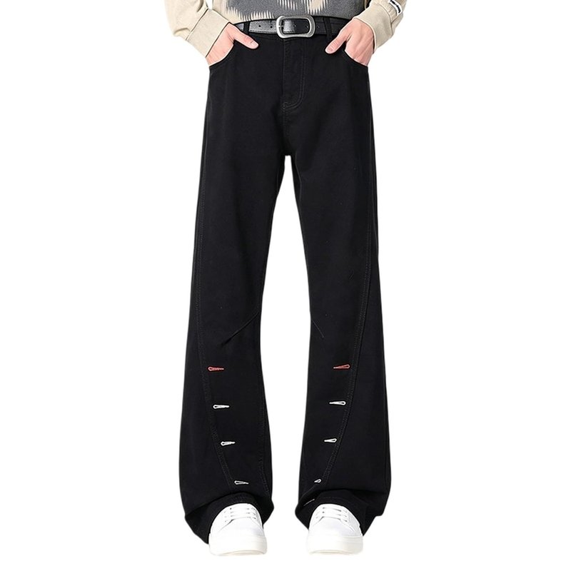 　　　 ◆◇◆売れている秘密◆◇◆ 【デニムパンツ】ゆったりとしたルーズなストレートシルエットが魅力のメンズデニムパンツです。膝周りに施されたユニークな刺繍ステッチがさりげないアクセントとなり、シンプルなコーディネートにも個性をプラスします。ストリートファッションやカジュアルスタイルと相性が良く、日常のお出かけや通学、ショッピングなどの幅広いシーンで活躍する一着です。 【メンズズ】さらっとした肌触りの良いデニム素材を採用し、通年を通して快適に着用できる仕上がりです。程よい厚みの生地感で、春や秋の季節の変わり目にも重宝します。下半身のラインを拾いにくいゆったりとしたデザインで、着用時のストレスを軽減し、動きやすさとリラックス感を両立したボトムスです。 【ストレートパンツ】ストンと落ちるストレートラインが美脚効果をもたらし、スタイルをよく見せてくれます。体型カバーにも優れており、ヒップラインから太ももにかけてすっきりとしたシルエットを演出します。サイズ展開はSからXXXLまで幅広くご用意しており、ご自身の体型に合わせてゆったりとした着こなしを楽しめます。 【ワイドデニム】ベーシックで合わせやすいベージュとブラックの2色を展開しています。ヴィンテージライクな風合いで、スニーカーやブーツとの相性もです。休日の旅行や週末のデート、普段着としてはもちろん、ダンスの練習着やアウトドアシーンなど、さまざまなコーディネートに取り入れやすい汎用性の高いジーパンです。 【カジュアルパンツ】アメカジやレトロ、韓国風ストリートなど、多彩なトレンドファッションに対応するなズです。トップスにはオーバーサイズのパーカーやスウェット、シンプルなTシャツなどを合わせるだけで、バランスの良い大人カジュアルコーデが完成します。毎日のコーディネート選びが楽しくなる心強いアイテムです。 　　　◆◇◆注意事項◆◇◆ご覧のモニターの環境、撮影環境により実物と色味が異なって見える場合がございます。湿った状態で他のものと擦り合わせると色が移る恐れがあります。濃色品の洗濯時は、白色、淡色と分けて洗ってください。説明 -