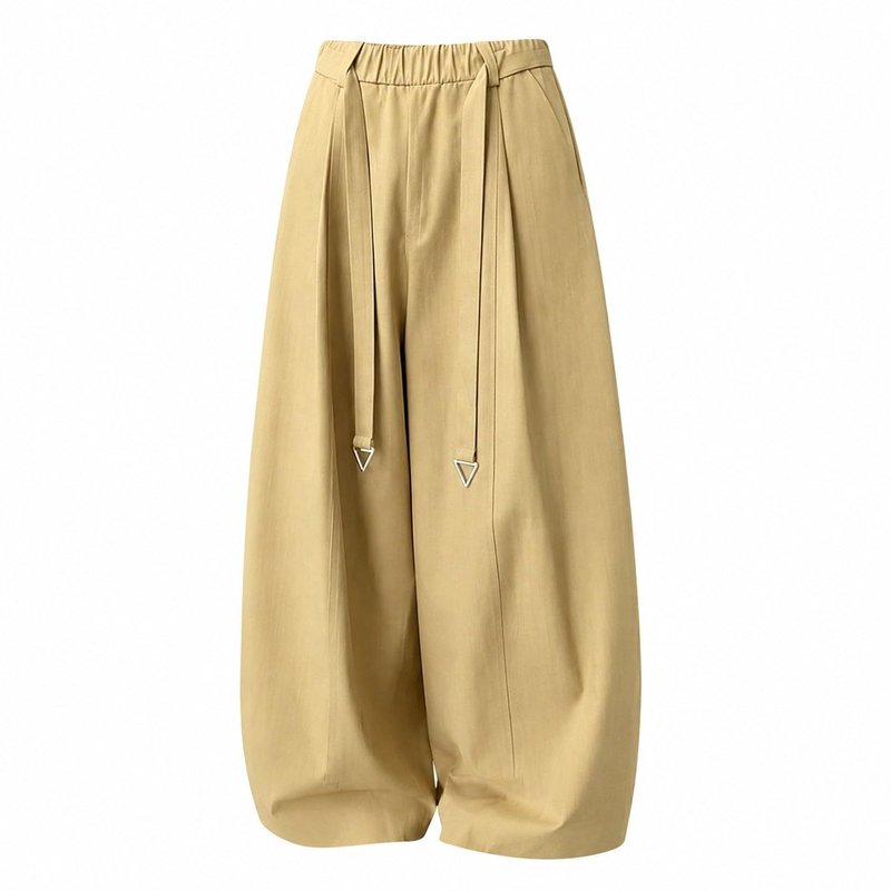 　　　 ◆◇◆売れている秘密◆◇◆ 【上品なカーブシルエット】独特な立体感を持つ「カーブパンツ」は、穿くだけでこなれ感を演出するトレンドの一着。シンプルながらも存在感のある「レディース ワイドパンツ」は、どんなトップスとも合わせやすく、毎日のコーディネートをワンランク上のされた大人カジュアルへと導きます。 【スタイルアップ効果】お腹周りをすっきりと見せる「ハイウエスト パンツ」設計で、自然な脚長効果を叶えます。太ももやお尻のラインを拾いにくいゆったりとしたデザインが「体型カバー ボトムス」として優秀で、気になる部分を優しく隠しながら美しい立ち姿を演出します。 【ストレスフリーな履き心地】ウエストは伸縮性のあるゴム仕様になっており、リボントでお好みのサイズ感に調整可能です。一日中穿いていても窮屈感のない「イージーパンツ」仕様で、お出かけからリスタイムまで活躍する快適な「ウエストゴム ズボン」をお届けします。 【春夏にぴったりな軽やかさ】通気性が良く、肌触りが柔らかい薄手の生地を使用しています。汗ばむ季節でもベタつきにくく、いつでもサラサラとした質感をキープ。「ロングパンツ 春夏」として最適な薄手で上品な「カジュアルパンツ」は、ご自宅でお手入れしやすいのも嬉しいポイントです。 【マルチに使える万能さ】上品な印象の「美脚パンツ」は、大人の女性のデイリーユースはもちろん、オフィスでのきれいめスタイルにも馴染みます。体型や年齢を問わず美しく着こなせる「ゆったり ワイドパンツ」は、お友達やご家族への実用的なプレゼントとしても大変喜ばれる優秀なアイテムです。 　　　◆◇◆注意事項◆◇◆ご覧のモニターの環境、撮影環境により実物と色味が異なって見える場合がございます。湿った状態で他のものと擦り合わせると色が移る恐れがあります。濃色品の洗濯時は、白色、淡色と分けて洗ってください。説明 【トレンドのカーブシルエット】緩やかに湾曲した立体的なバルーンシルエットが特徴のレディースロングパンツです。シンプルな無地デザインでありながら、こなれ感のあるお洒落な雰囲気を演出します。さらりとした薄手素材を使用しており、春夏のコーディネートに爽やかな風を吹き込む上品なワイドパンツです。 【スタイルアップを叶える美脚効果】腰位置を高く見せるハイウエストパンツは、お腹周りをすっきりとカバーしながら脚長効果を発揮します。ゆったりとした広がりが気になるレッグラインを自然に隠し、全体のシルエットを細見えさせる着痩せボトムスとして、毎日のオシャレをサポートする美脚ワイドパンツです。 【ストレスフリーな履き心地】ウエストゴム仕様のイージーパンツなので、長時間の着用でも締め付け感がなく快適です。フロントのドローストリングがお洒落なアクセントとなり、ウエストリボンパンツとしても楽しめます。軽やかで動きやすいカジュアルパンツは、お出かけからデイリーユースまで幅広く活躍します。 【上質な素材感と美しい落ち感】生地に適度なハリと柔らかさがあり、上品なドレープ感を生み出すとろみパンツです。シワになりにくくご家庭でのケアも簡単なので、忙しい毎日でも綺麗な状態をキープできます。型崩れしにくいタックワイドパンツとして、美しい佇まいを長く保てる贅沢なゆったりパンツです。 【幅広いシーンで大活躍】上品なデザインの春夏ワイドパンツは、大人の女性の日常に寄り添う体型カバーパンツです。Tシャツを合わせたカジュアルコーデから、ブラウスと合わせたきれいめスタイルまで万能に着回せます。通勤用のオフィスカジュアルパンツとしても、大切な方へのプレゼントとしても最適です。