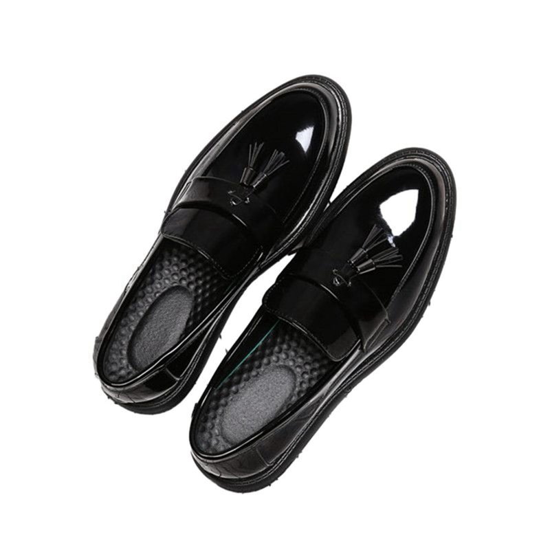 　　　 ◆◇◆売れている秘密◆◇◆ 【柔らかい革・クッション性】本革（牛革）を使用。柔らかい牛皮、皮質が柔らかく、テクスチャが繊細で、快適な靴体を作り、快適に楽しむことができます。 【エナメル】美しい、適度な光沢を持つ革の質感は品の良いを漂わせるビジネスシューズ。 【タッセル】タッセルをあわせた大人のアソビのある1足。程よい丸くしたつま先がおしゃれかつクラシカルなデザインを採用しました。 【ソフト】軽くて、ソフトな履き心地で足の負担も軽減します。長時間履いてもストレスを感じさせません。 【幅広い】ジーンズやチノパンと合わせやすい、王道デザインなので、 幅広い世代からを集めるデッキシューズです。 　　　◆◇◆注意事項◆◇◆ご覧のモニターの環境、撮影環境により実物と色味が異なって見える場合がございます。湿った状態で他のものと擦り合わせると色が移る恐れがあります。濃色品の洗濯時は、白色、淡色と分けて洗ってください。説明 ??????★★ご愛顧いただきありがとうございます!★★?????? ?うちの商品をご覧になる際に、以下のことを説明させていただきます。 ?★「商品紹介」★? ?ヒールの型：フラット ?表素材：レザー ?ソール素材：ゴム ?★「商品特徴」★? ?レザー素材を使用し、柔らかいので履き始めから足あたりが優しく快適に履けます。 ?フラットなので安定感もあり長時間履いても疲れにくくなっております。 ?柔らかくしっかりとした合成耐滑素材ソール、軽量で衝撃吸収、長時間歩いても疲れなく、クセになる一足です。靴底に滑り止め加工を施してます。 ?耐磨耗と滑り止めなどの性能に優れ、靴底が磨り減りにくい。更に、柔らかくて、屈曲性がいいから、足の動きを柔軟に対応できる。 ?底材は返りの良い素材を使用し、中敷きは全面クッションに加えて中足骨パッドも付いて、更に抗菌防臭もしてくれる足に優しいメンズシューズです。 ?軽くて、履き心地の良い仕上がり。裸足で履いてもOKです。モカシンタイプ なのでハーフパンツやクロップド丈、ロールアップした、カラーパンツや デニムと合わせたい1足です！ ?結婚式 卒業式 入学式 成人式 入社式 新生活はもちろん催しやパーティーなどさまざまな場所でお使いいただけます。 ?★「ご注意」★? ※商品の色味は、撮影場所や光のあたり具合などにより色味が違って見える場合がございます 。 ※上記のような場合も御座いますので、ご理解下さいませ。