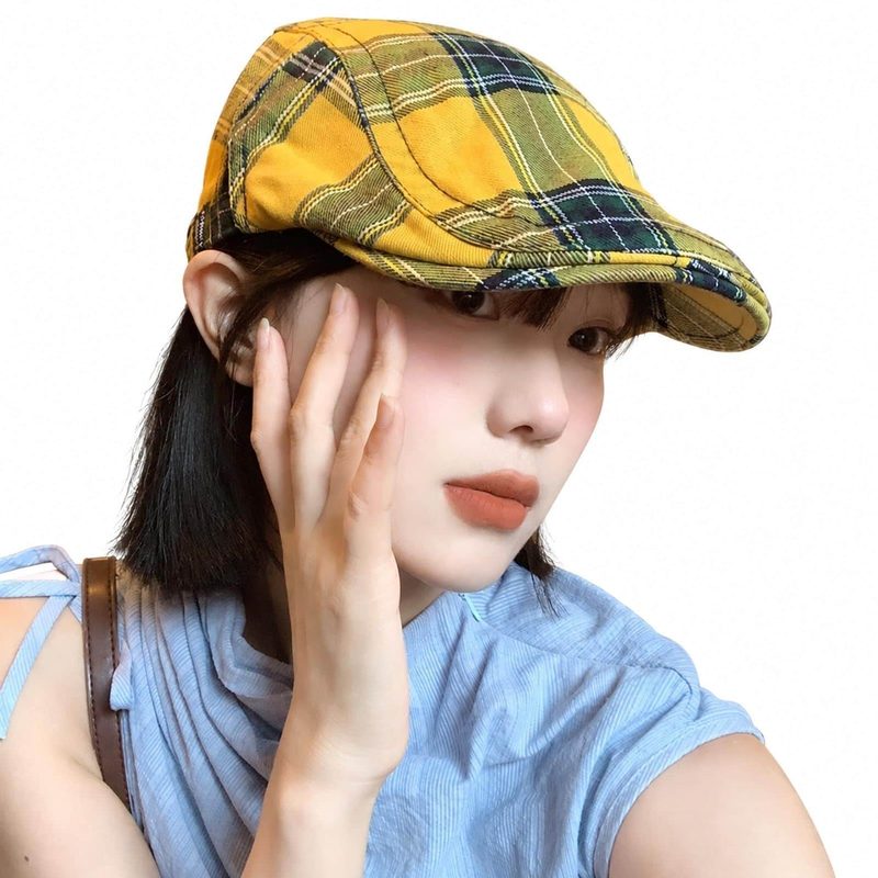 　　　 ◆◇◆売れている秘密◆◇◆ 【ハンチング】小顔効果を引き立てるクラシックなチェック柄デザインが特徴のレディースハンチング帽子です。深めのシルエットと程よい立体感により、頭のラインを優しく包み込み、すっきりとした小顔見え効果を演出します。レトロな雰囲気が漂うチェックパターンは、シンプルなコーディネートにプラスするだけで一気に華やかな印象を与えてくれます。 【ベレー帽】さらっとした肌触りの心地よい素材感を採用し、長時間の着用でも快適な被り心地をキープします。しっかりとしたツバ付きデザインで、日差しをさりげなく遮りながらおしゃれを楽しめるなアイテムです。春秋の季節の変わり目はもちろん、オールシーズンで活躍し、日常使いから旅行やデートなどの特別なシーンまで幅広くマッチします。 【キャスケット】締め付け感のないゆったりとした着用感で、フリーサイズ仕様により頭部にやさしくフィットします。頭囲をしっかりカバーする絶妙なフォルムで、ヘアスタイルを崩しにくく、サッと被るだけでこなれ感を演出。カジュアルなデニムスタイルからフェミニンなワンピースまで、多様なファッションスタイルに合わせやすいな帽子です。 【レディース帽子】黄色やレッドなどの印象的なカラーバリエーションをご用意し、スタイリングのアクセントとしてです。レトロ可愛いクラシカルなデザインは、韓国風ファッションやヴィンテージ風コーデにも相性。毎日の通勤、通学、お買い物や散策など、日常のあらゆるお出かけシーンで洗練されたスタイルを叶えます。 【チェック柄帽子】すっきりとしたシルエットで顔周りを明るく魅せ、年代を問わず幅広くお使いいただけます。ふんわり軽い被り心地で持ち運びにも便利で、旅行やレジャーのお供にもぴったり。季節感を添えるなチェック柄は、ご自身用としてはもちろん、ご家族やご友人への心の込もったプレゼントやギフトとしても大変喜ばれるファッション雑貨です。 　　　◆◇◆注意事項◆◇◆ご覧のモニターの環境、撮影環境により実物と色味が異なって見える場合がございます。湿った状態で他のものと擦り合わせると色が移る恐れがあります。濃色品の洗濯時は、白色、淡色と分けて洗ってください。説明 -
