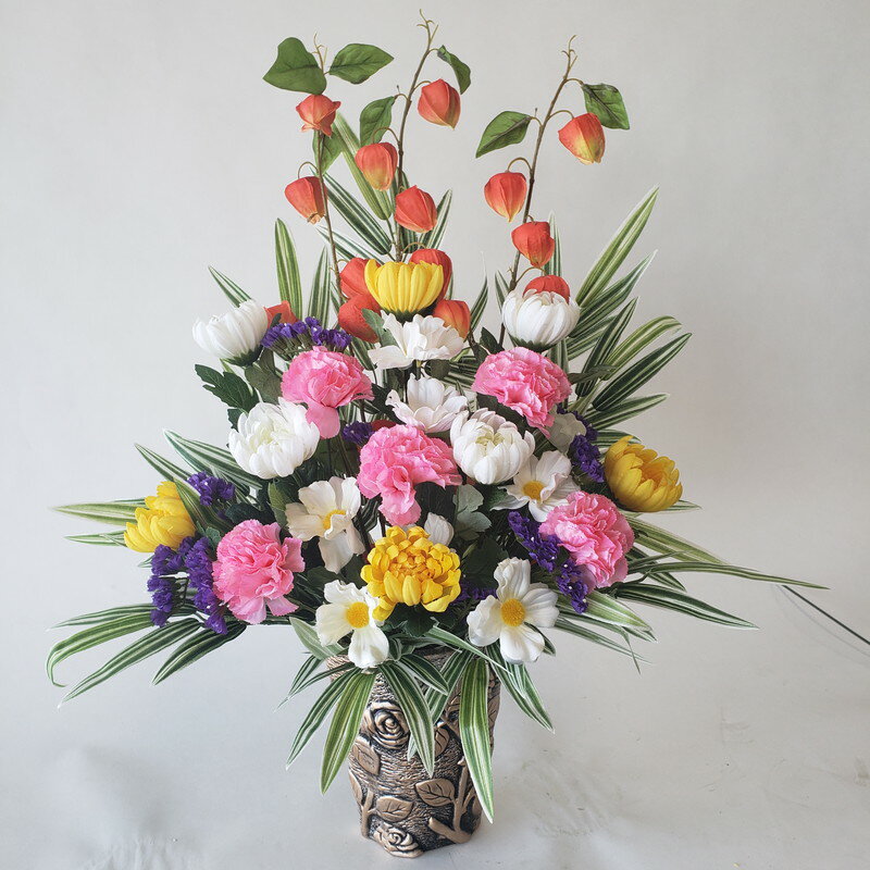 商品について 〇この商品は光触媒コーティングされており、ほこりが付き難く、とても長い間、美しさを保ち続けます。 〇仏花アレンジ 〇簿仏前用。 〇ホオズキ・菊・カーネ他。 [使用花材] ・選択してください ・ホオズキ入りアレンジ ・ご仏前用花...