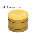 ■商品名：SLX V2.5 CERAMIC COATED NON-STICK GRINDER ■メーカー：SLX社（アメリカ） ■サイズ：直径 62mm/高さ 36mm/重量170g ■スパイク：6mm ■素材：7075アルミニウム製 ■カラー：イエローゴールド ■マグネット式 / 専用ケース付 ■注意：モニターの発色によって実際の物と異なって見える場合が御座います。▼商品詳細 SLX社（米国）よりノンスティック（非粘着性）とセラミックコーティング（超低摩擦）を合わせ持つ、頑丈で軽量・高耐久性を備えた高品質グラインダーです。グリースのような非常に滑らかなグラインドを実現し、4パーツからなる3層式。内部スクリーンは持ち上げるだけで取り外せる便利設計。最大の特徴は通常使用で汚れや削りカスが殆ど付着することが無く、クリーニングが簡単。数回使用後に軽いブラッシングと水洗いで簡単に汚れを取り除くことができる、長期使用が可能なスマートアイテムです。ハーブミキサー/クラッシャー/ハーブグラインダー/アルミグラインダー/タバコ用（シャグ）喫煙パイプなどの雑貨としてご使用いただけます。 [スタンダードサイズ] ・ノンスティック（非粘着性） ・セラミックコーティング（超低摩擦） ・加工（特殊なセラミック化合物） ・コーティング（FDA認可の医療グレードセラミック） ・本体素材（エアロスペースグレード・7075アルミニウム） ・スパイク（55本のブレード） ・細断処理能力（スラッガーブレンダー） ▼SLXグラインダーは全米のカンナビスメディアでの紹介や受賞歴ある製品です。 ・HIGH TIMES - Hot Products & Gear of 2017 ・THE GUIDE VAPE - Awarded Best Grinder in both 2016 & 2017 ・HIGHSNOBIETY - The 10 Best Marijuana Products ・ERB MAGAZINE ※SLX V2.5（50mm）[ポケットサイズ]はこちら ※SLX V2.5（62mm）[スタンダードサイズ]はこちら