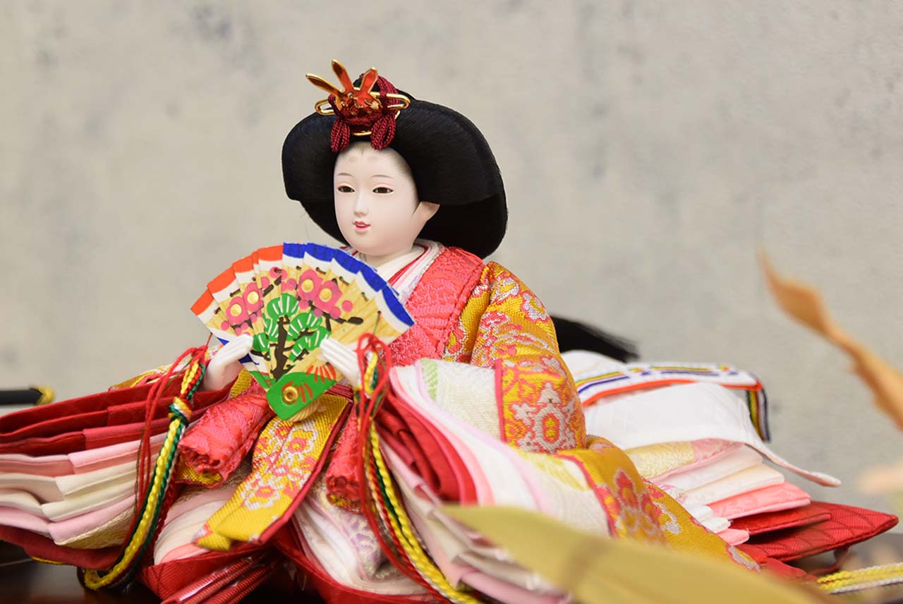 落ち着きのある コンパクトサイズ の お雛様 おしゃれで かわいい 雛人形 きれいな 特典付き で送料無料 の 豪華な 親王飾り は 初節句 に 最適な 【鈴音ひな】 です