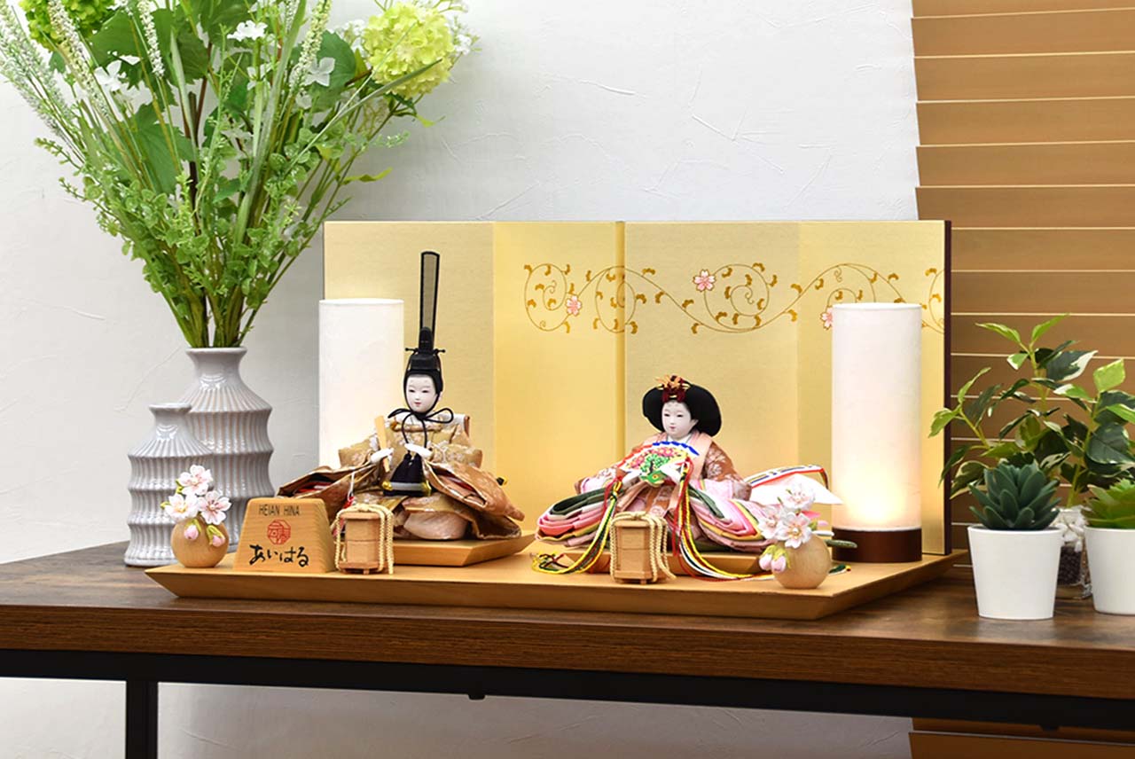 華やかな お雛様 ナチュラルテイストで おしゃれな 雛人形 です。きれいな お顔は あいはる オリジナルです。特典付き で送料無料 の 豪華な 親王飾り 50cmの コンパクトサイズ の 【桜唐草】 です