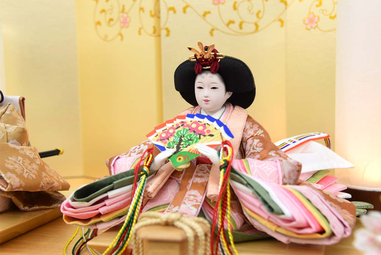 華やかな お雛様 ナチュラルテイストで おしゃれな 雛人形 です。きれいな お顔は あいはる オリジナルです。特典付き で送料無料 の 豪華な 親王飾り 50cmの コンパクトサイズ の 【桜唐草】 です
