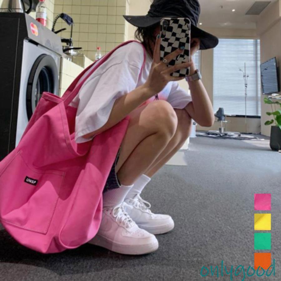 素材：綿80％+ポリエステル20％カラー：グリーン/ホットピンク/イエロー/オレンジサイズ：高さ:約37cm 底横幅:約36cm マチ:約21cm 持ち手:約66cm（調節不可、取り外し不可）重さ：約358g裏地：なし内ポケット：なし生産国：中国大収納 底板付き 肩掛けカバン レディース 学生 シンプル 無地 男女兼用 韓国 カジュアル 大きめ 丈夫なキャンバス生地、ガンガン使える底板付きの大きめ手提げバッグシンプル無地ながらもフロントポケットに英字ロゴタグ入り、差し色ステッチもほかと被らないひと味違う大容量なので、通学からママバッグまでお出かけにぴったり、デイリーで使用できる楽ちんバッグ
