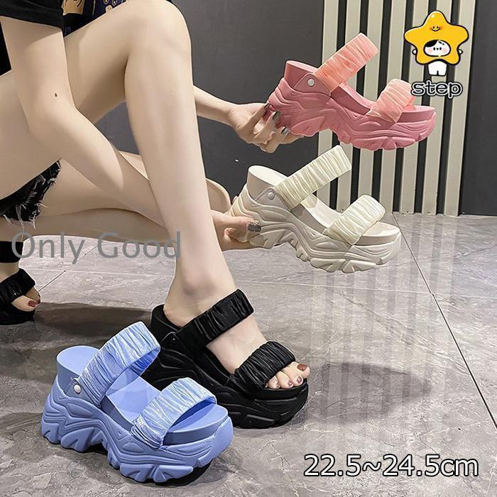 ■足長美脚のキレイなスタイルに！約10cmのヒールで身長が10cm以上アップ！そして脚長効果も！厚底なので歩きやすくとっても軽い！！軽量ラバーソール仕様なので、足に負担がかからず長時間履いていても疲れにくいです?オフィスシューズとしてもおすすめ☆シンプルデザインで服装も選ばずコーデ可能！気軽に履けて美脚?脚長効果も抜群です！■究極なデイリーアイテム肌触りのよい柔らかくて高見えするフェイクレザーで仕上げたレディースサンダル。しっかり脚長効果をもたらしながらも、厚底にウェッジソール仕様で緩やかな斜めラインになっていて足への負担が少ない。シンプルなモノトーンデザイン、お洋服に合わせやすいので毎日のコーデに取り入れたい究極なデイリーアイテム。■商品詳細●サイズ：22.5cm（35）/23.0cm（36）/23.5cm（37）/24.0cm（38）/24.5cm（39）関連キーワード：10cmUP!厚底 サンダル 歩きやすさと美脚効果を叶える！履くだけで簡単オシャレ ブラック ブルー ピンク ホワイト 母の日