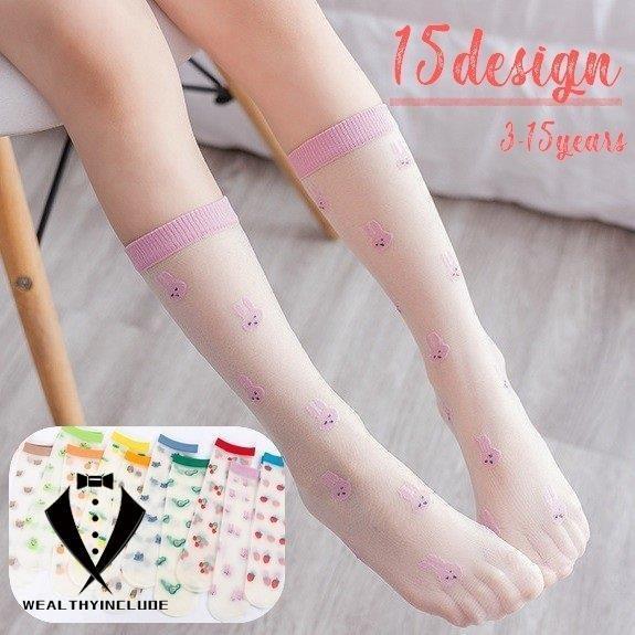 透け感たっぷりでガーリーなキッズ＆ジュニア用クルーソックスです。花柄やフルーツ柄などデザインも豊富・お出かけはもちろん、通園・通学にもぴったり◎15種類からお選びください。【サイズについて】ワンサイズ（3歳‐15歳相当）【素材について】ナイロン