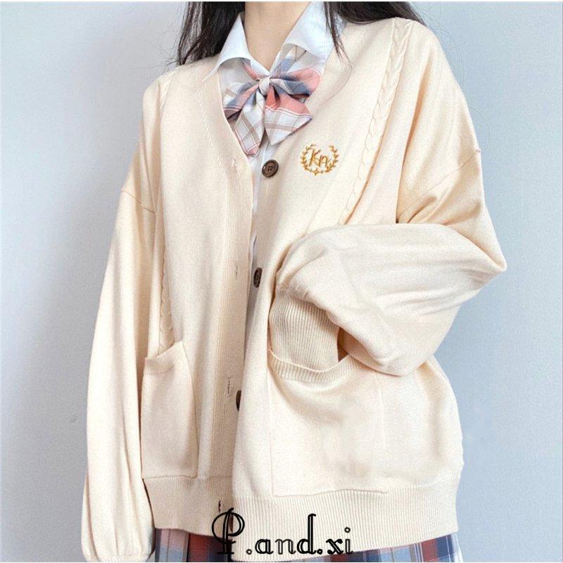 ■商品詳細：カラー：/A01/A02/A03/A04サイズ：/S/M/L/XL/2XL素材：ポリエステル、その他★キーワード：スクール ニットカーディガン 綿 Vネック 女子 制服カーディガン 無地 綿 コットン 正統派 スクール トップス セーター ニット 長袖 ゆったり シンプル オールシーズン フォーマル JK制服 高校 中学 通学通勤 学生 男女兼用 コスプレ オフィス 衣装 春 ニットカーディガン 森ガール Vネック 制服 秋冬　セーラー服 ニットセーター 前開き 學院風　女子高生 通学 学生 中学 無地 スクール カーデ ビジネス アメカジ きれいめ 秋物冬物 仮装 制服 学生服 かわいい■商品説明◎Vネックのキレイ色あぜ編みニットカーディガン！◎シンプルなデザイン・柔らかい素材、 フィット感が癖になる着心地の良いニットを使用したニットカーディガンです。◎スクールやオフィスで大活躍のニット。学生服にはもちろんOK、オフィス用制服にもぴったりです。