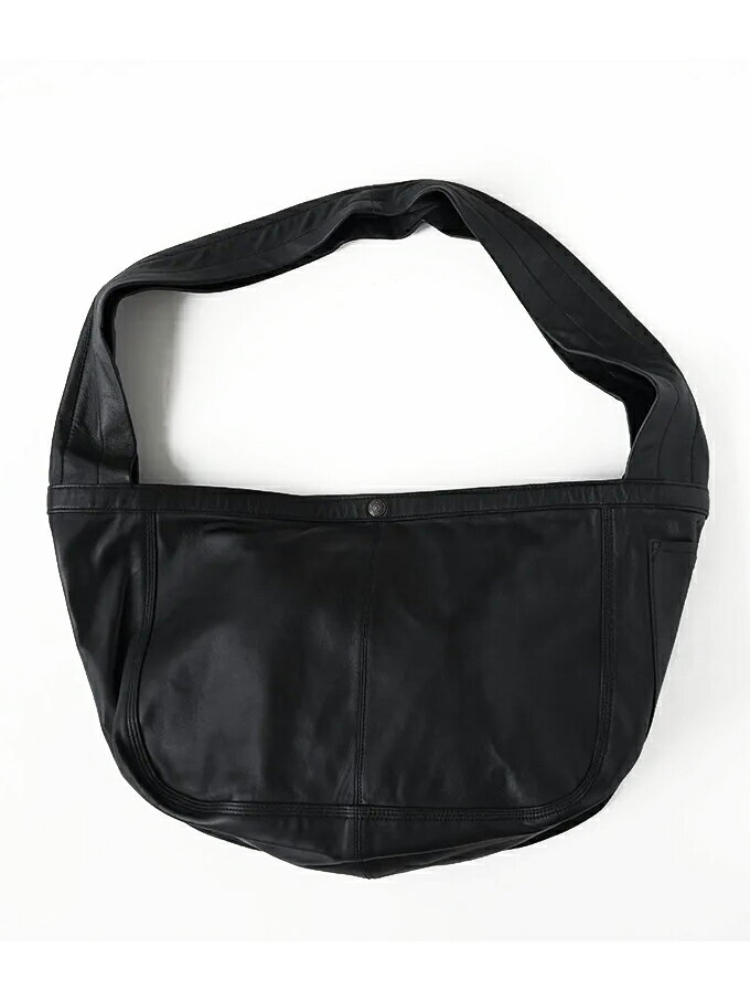 ■品名/品番:LEATHER NEWS PAPER BAG BLACK / BT25F00100 ■スタイル：バッグ ■色:BLACK ■素材:羊革 ■サイズ表 　　サイズ(約) 幅 　　　　　高さ マチ幅 ショルダーストラップ FREE 57.0cm 　　　　29.0cm 24.0cm 88.0cm ■ 商品詳細:しなやかな質感とミニマルなデザインが魅力のレザーショルダーバッグ。 軽く柔らかな羊革（シープスキン）を贅沢に使用し、肩に掛けたときに自然に身体へ寄り添うフィット感が特徴です。 広めのマチと十分な容量で、デイリーから小旅行まで幅広く活躍。 太めに設計されたショルダーストラップは、荷物の重さをしっかり分散し、長時間の使用でも肩に食い込みにくい仕様。 安定感がありながら、デザインのアクセントとしても映え、ユニセックスなスタイルに馴染みます。 シンプルで飽きのこないフォルムは、カジュアルにもきれいめにも合わせやすく、シーンを選ばず使える一品。 しっとりとした艶を放つブラックの羊革は、使い込むほどに柔らかさと深みが増し、唯一無二の表情へと育っていきます。 ・薄くすいたシープスキンを使用、軽量かつ柔らかく体に沿う生地感 ・サイドにはポケット ・カバン口にはスナップボタン付 ・内側には小分け可能なポケット付 ■ATTENTION ＊製品の特徴によりサイズや色に個体差が生じる場合があります。 ＊モニターの発色の具合や写真の加工により画面上と実物では多少色具が異なって見える場合もございます。ご了承ください。 ＊乾燥機のご使用は、縮みの原因にもなりますのでご注意下さい。 ＊当HPの商品は、実店舗の在庫と共有しております。タイミングにより売り違いがありました際にはご容赦ください。 アメカジブランドで探す ■MAX割引・SPECIAL SALE↓↓LEATHER NEWS PAPER BAG BLACK by bukht (ブフト)